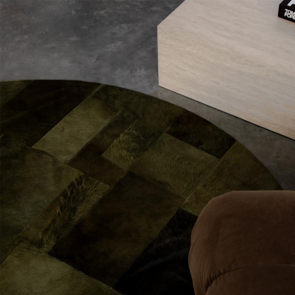 Pakistano Sasha Bikoff X Art Hide Tappeto rotondo personalizzabile in pelle bovina Olive Pastiche Grande in vendita
