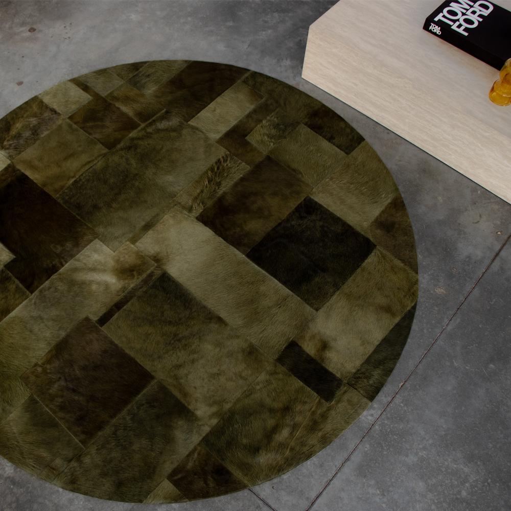 Sasha Bikoff X Art Hide Tappeto rotondo personalizzabile in pelle bovina Olive Pastiche Grande In condizioni Nuovo in vendita a Charlotte, NC
