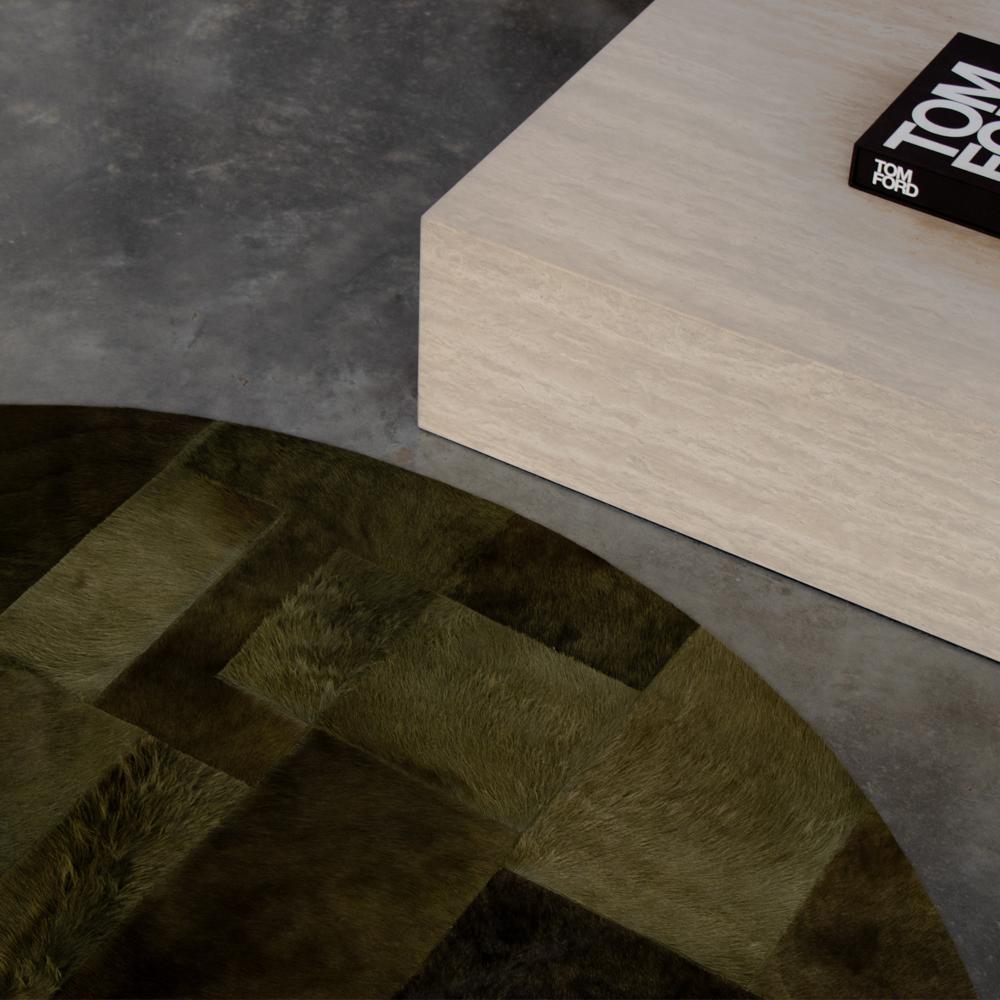 XXI secolo e contemporaneo Sasha Bikoff X Art Hide Tappeto rotondo personalizzabile in pelle bovina Olive Pastiche Grande in vendita
