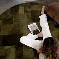 Sasha Bikoff X Art Hide Tapis rond personnalisable en cuir de vachette Olive Pastiche Medium