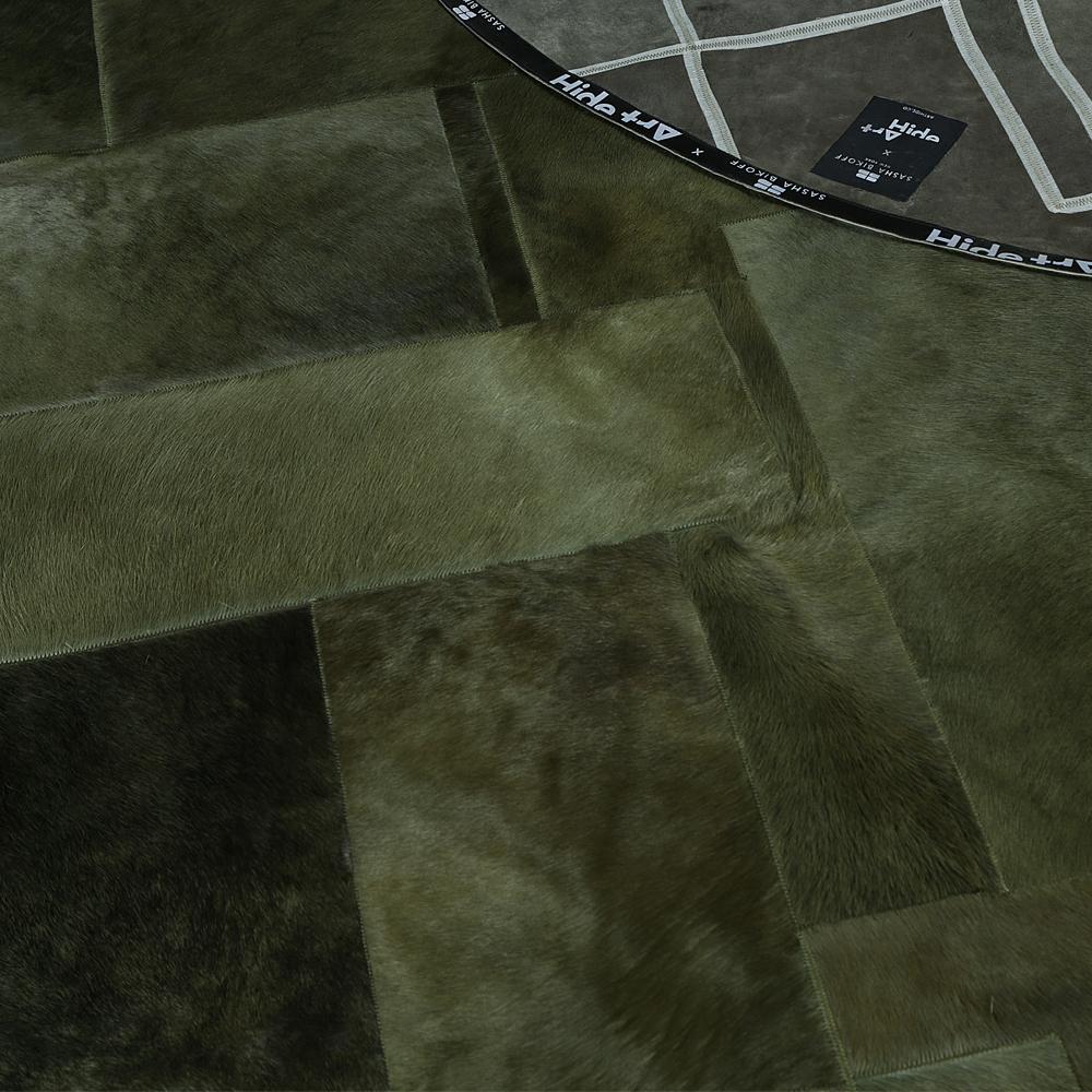 Sasha Bikoff X Art Hide Tappeto rotondo personalizzabile in pelle di mucca Olive Pastiche XLarge in vendita 2
