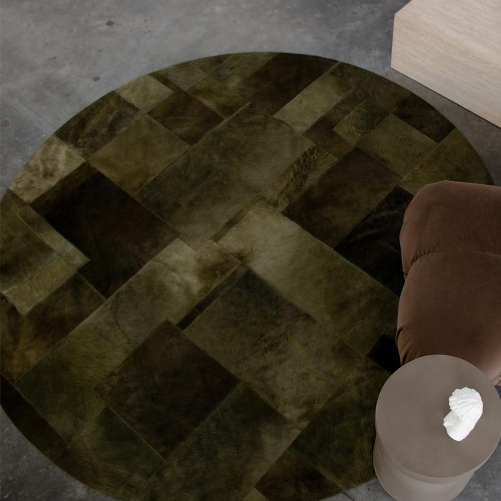 Art Déco Sasha Bikoff X Art Hide Tappeto rotondo personalizzabile in pelle di mucca Olive Pastiche XLarge in vendita