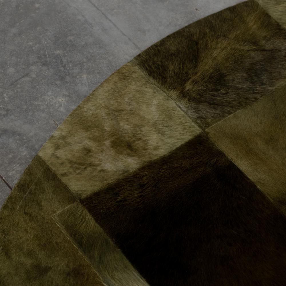 Vacchetta Sasha Bikoff X Art Hide Tappeto rotondo personalizzabile in pelle di mucca Olive Pastiche XLarge in vendita