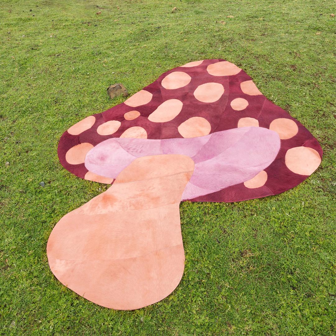 Fatto a macchina Tappeto Sasha Bikoff X Art Hide personalizzabile in pelle di mucca Rosso Fungo Funghi in vendita