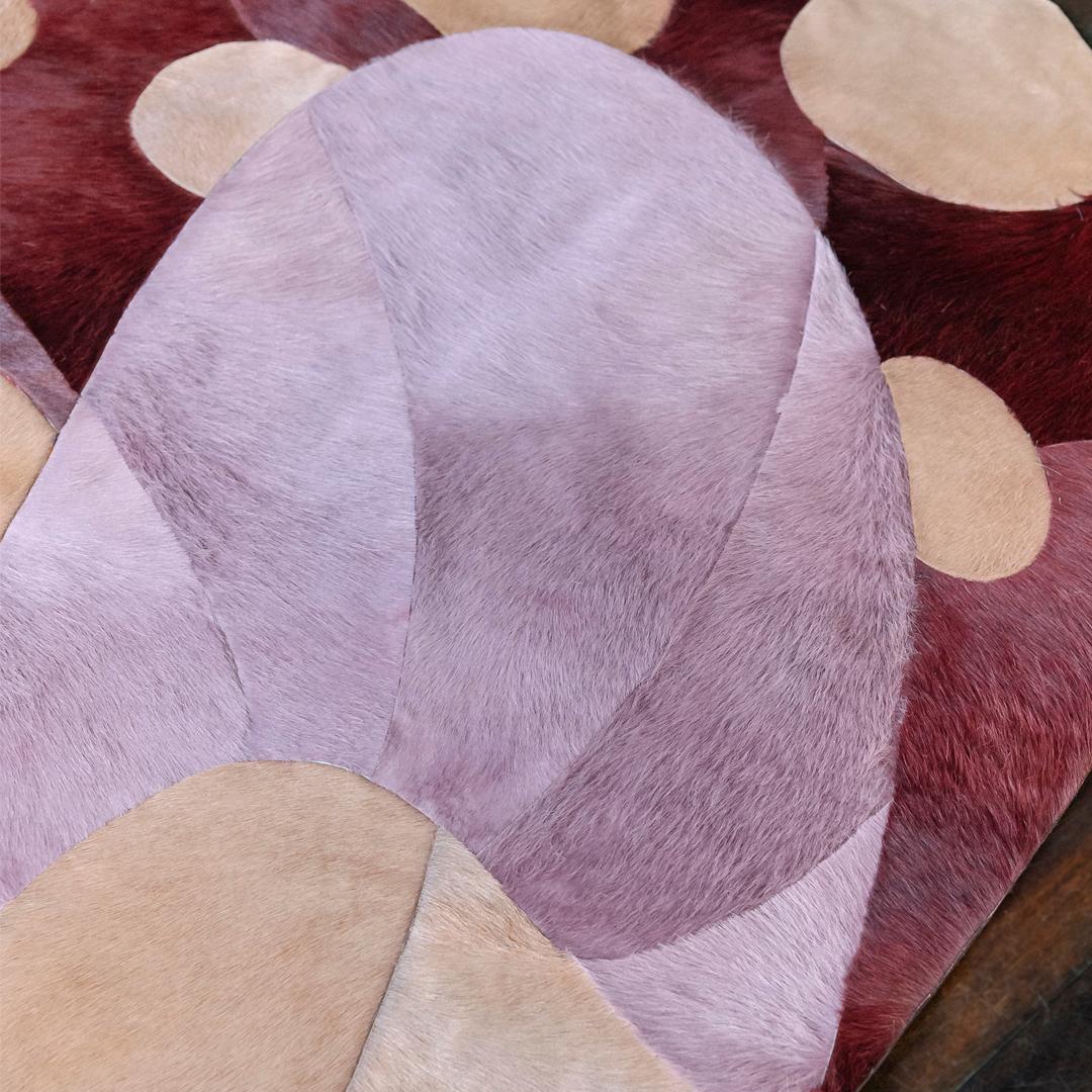 Vacchetta Sasha Bikoff X Art Hide Tappeto personalizzabile in pelle di mucca Rosso Funghi Piccolo in vendita