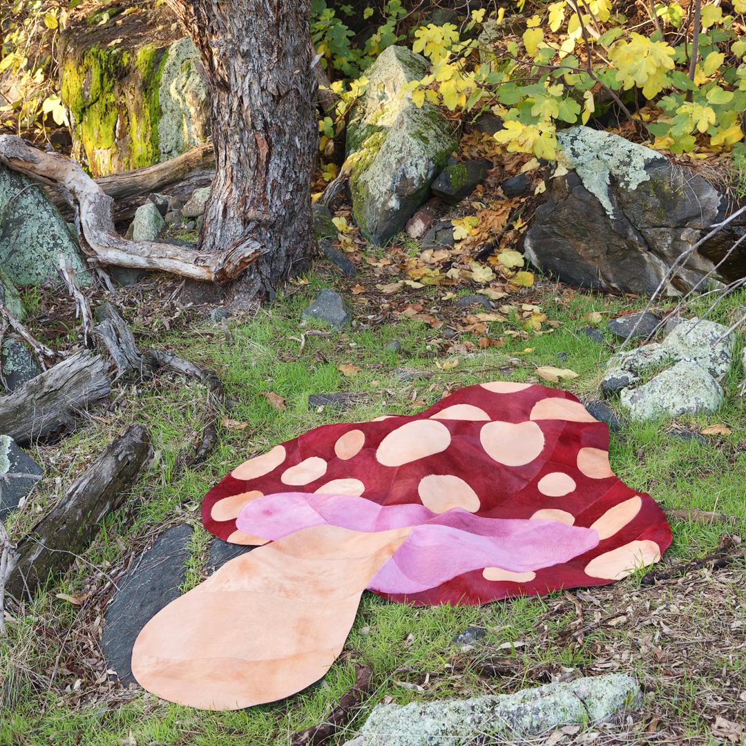 Sasha Bikoff X Art Hide Anpassbarer Funghi-Teppich aus Rindsleder mit rotem Pilz und Pilz XXL (Maschinell gefertigt) im Angebot