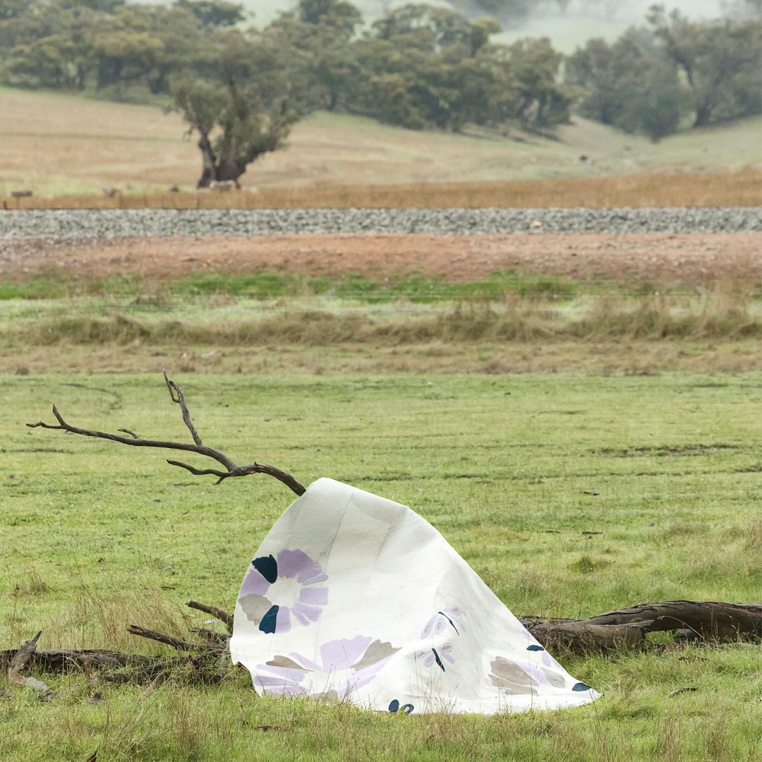 XXI secolo e contemporaneo Tappeto rotondo in pelle bovina personalizzabile Sasha Bikoff X Art Hide Bianco e grigio Shibori in vendita
