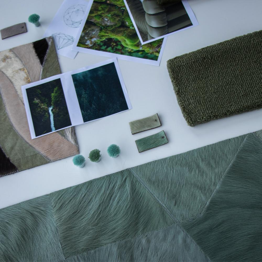 Le patchwork des années 70 rencontre la haute couture dans l'envoûtant Bleu Patina, un bleu-vert captivant qui change comme les profondeurs de l'océan. Le tapis Fragments de Sasha Bikoff transforme un patchwork de cuir vintage en un luxueux objet