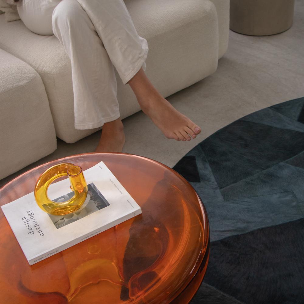 Le patchwork des années 70 rencontre la haute couture dans des tons pétrole sulfureux. Le tapis Fragments de Sasha Bikoff transforme un patchwork de cuir vintage en un luxueux objet d'art pour le sol. La palette d'encre de pétrole - des profondeurs