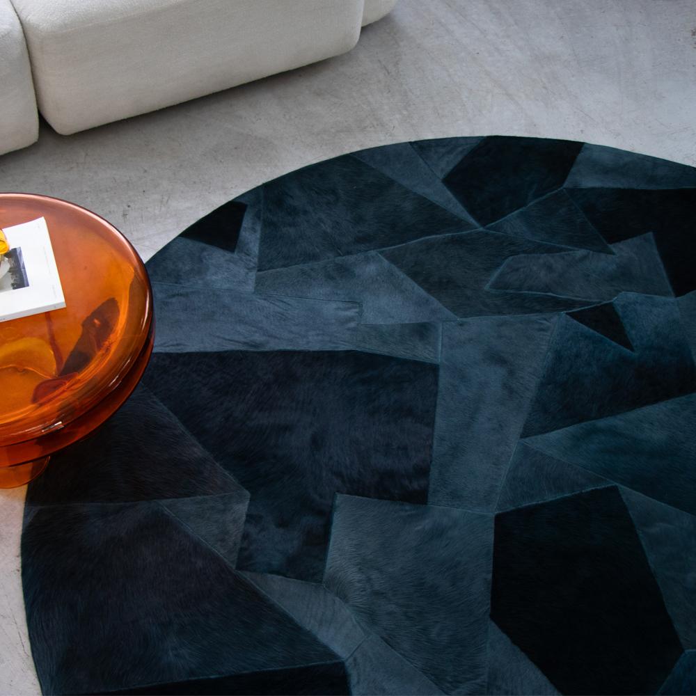 Fait à la machine Sasha Bikoff X Art Hide Tapis rond personnalisable Petrol Fragments Large en vente