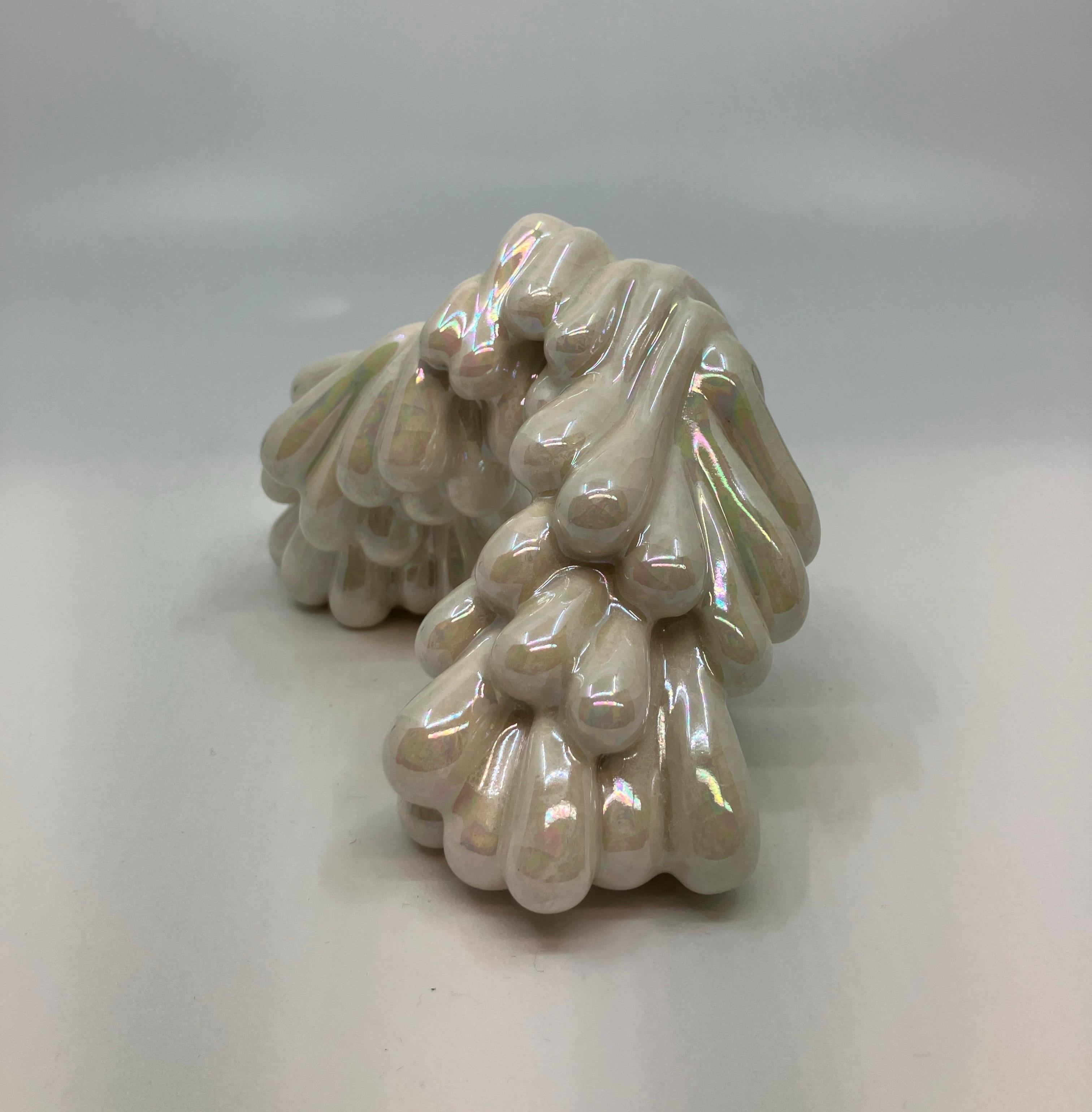 Escultura abstracta de cerámica con esmalte y nácar, Contemporánea, Pequeña - Sculpture de Sasha Koozel Reibstein