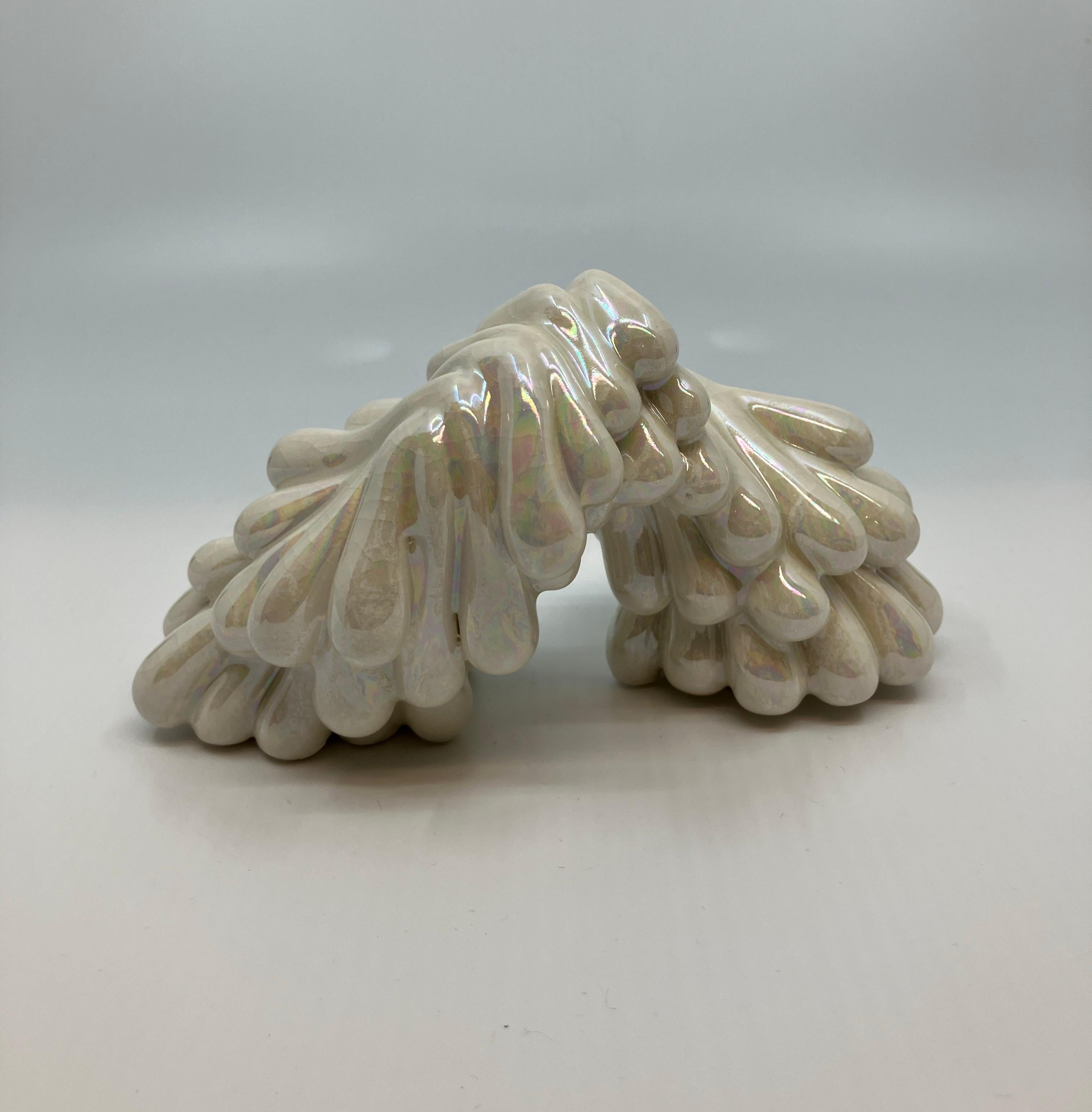 Escultura abstracta de cerámica con esmalte y nácar, Contemporánea, Pequeña - Sculpture Contemporáneo de Sasha Koozel Reibstein