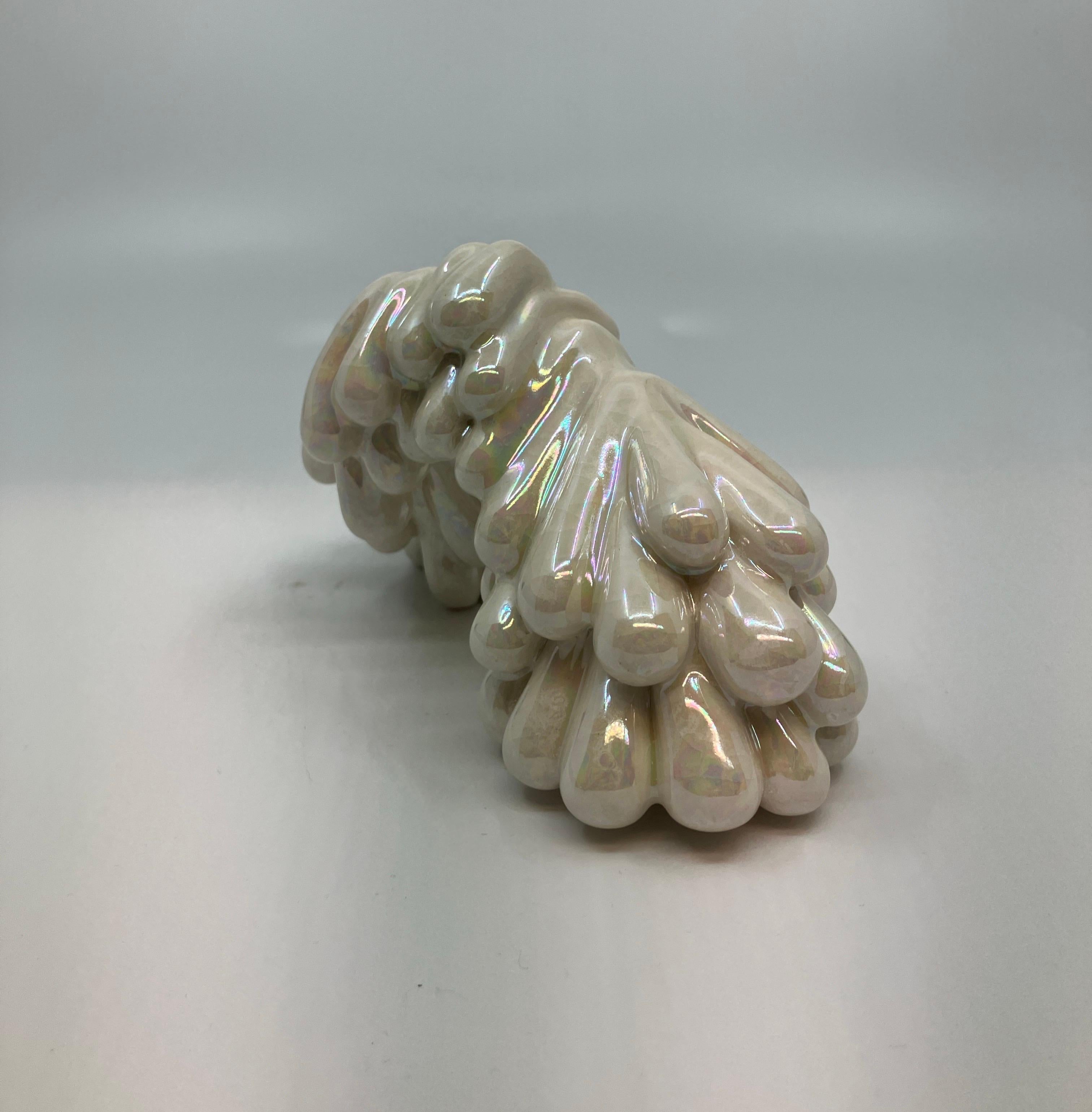 Escultura abstracta de cerámica con esmalte y nácar, Contemporánea, Pequeña - Abstract Sculpture Gris de Sasha Koozel Reibstein