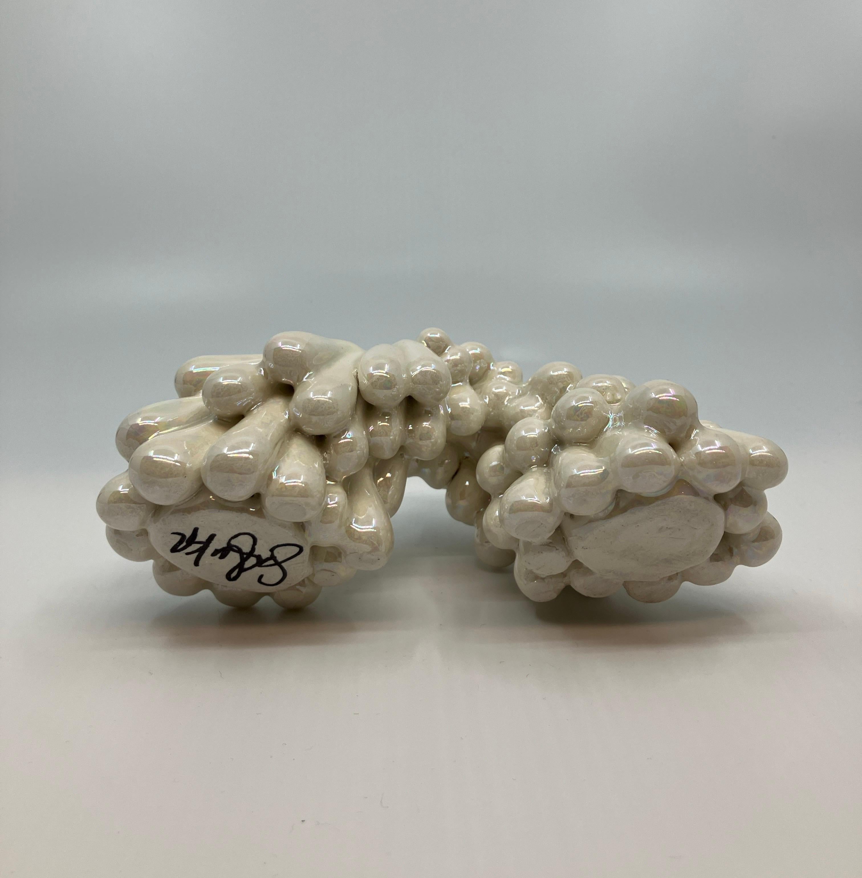 Escultura abstracta de cerámica con esmalte y nácar, Contemporánea, Pequeña

