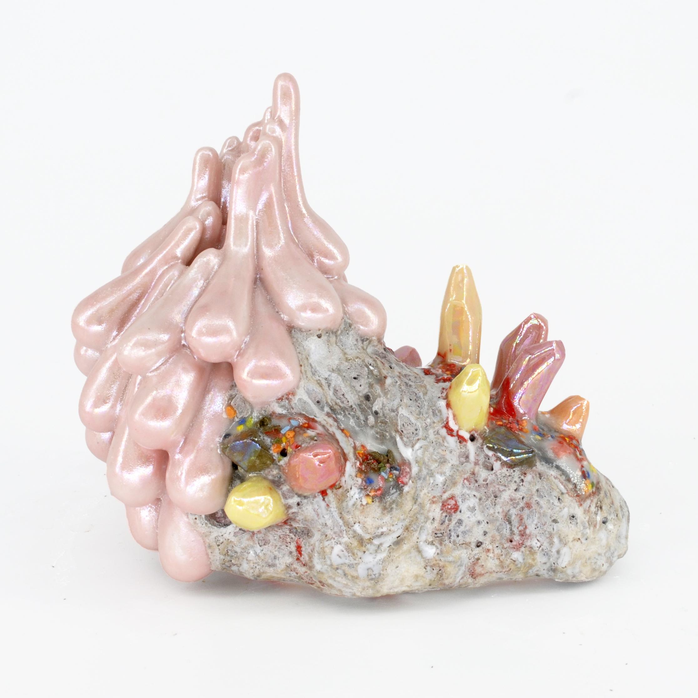Abstrakte Keramikskulptur „Crystallized #2“ mit Perlmutt, Porzellan (Zeitgenössisch), Sculpture, von Sasha Koozel Reibstein