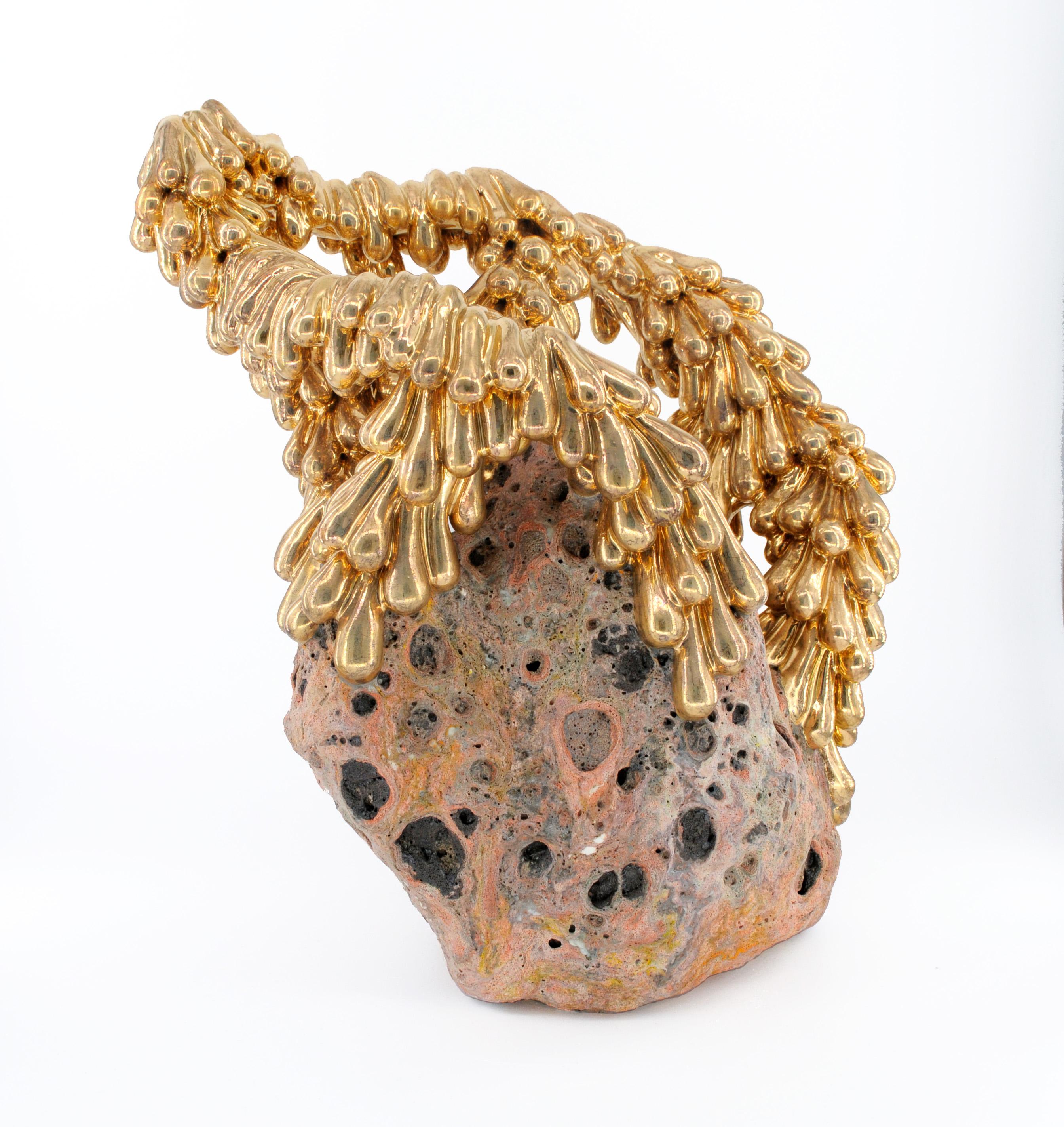 „Forged in Flamme“, zeitgenössisch, abstrakt, Keramik, Skulptur, 24-Karat-Gold-Lüster