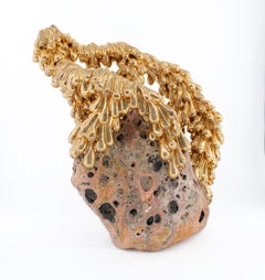 "Forged in Flame", structure abstraite en céramique dorée, organique, géologique