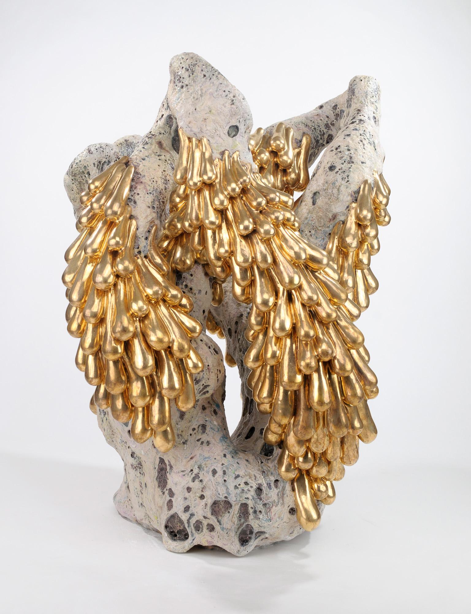 "Melt", contemporain, abstrait, contemporain, sculpture, glaçure lustrée à l'or 24k. - Sculpture de Sasha Koozel Reibstein