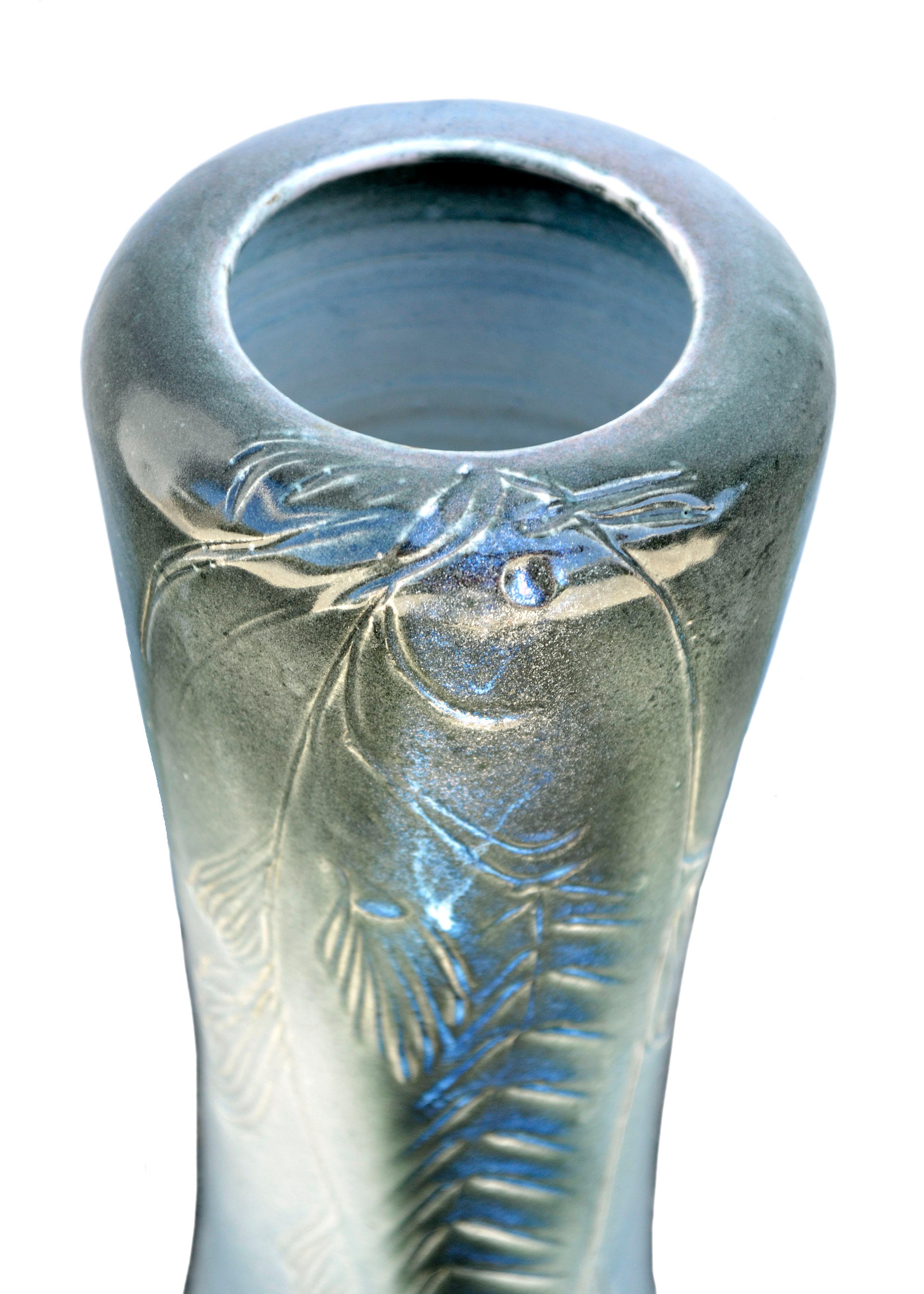 Blaue Katzenfisch-Vase  – Sculpture von Sasha Makovkin