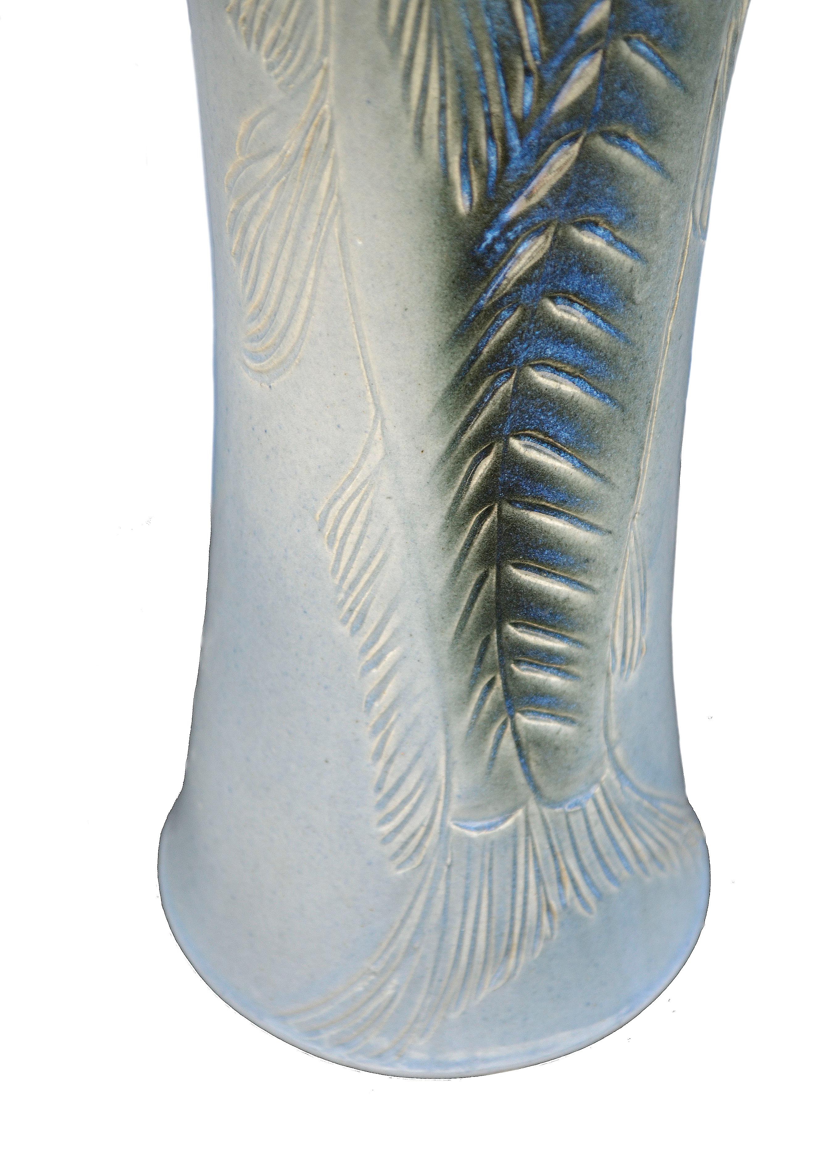 Blaue Katzenfisch-Vase  (Amerikanische Moderne), Sculpture, von Sasha Makovkin