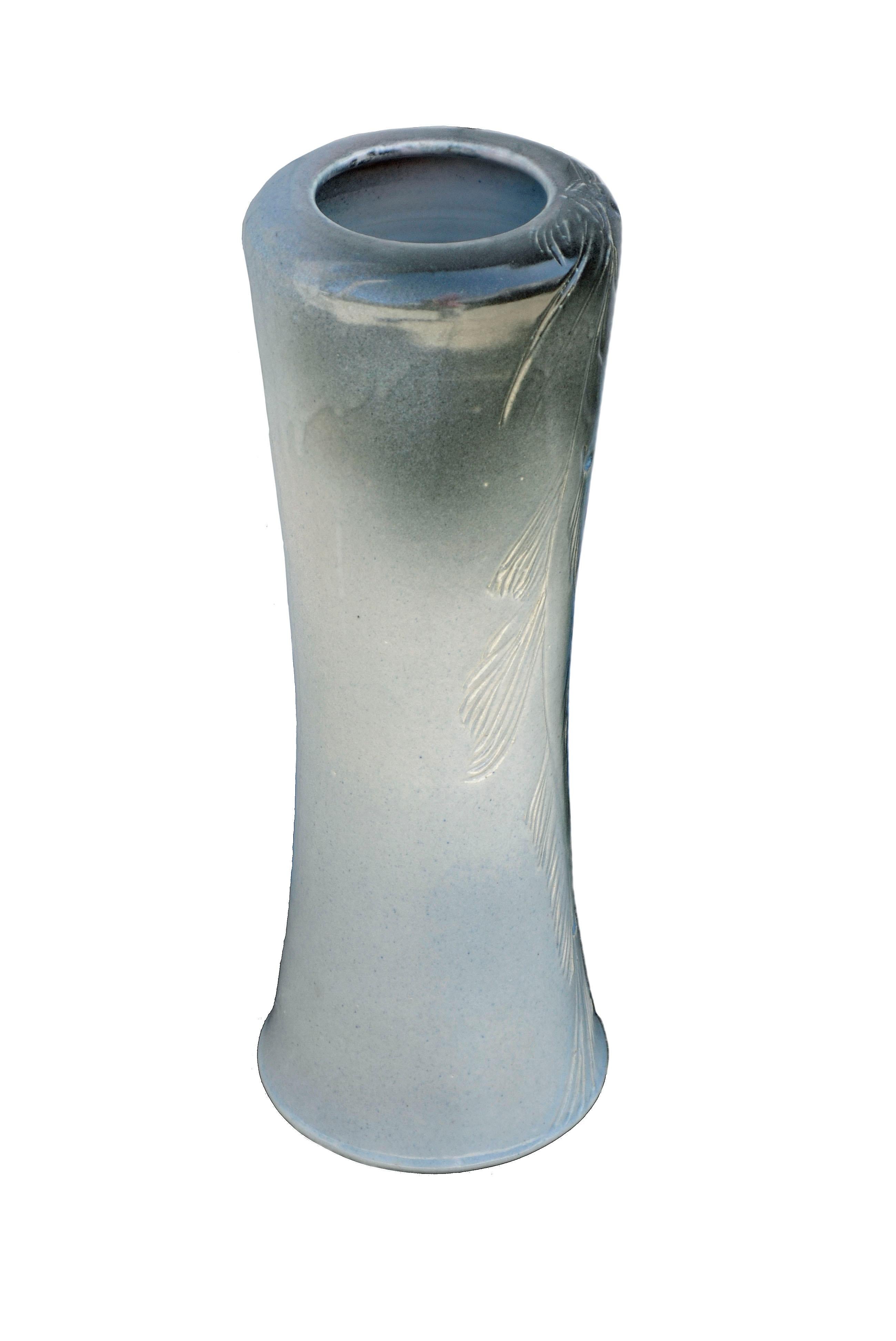 Blaue Katzenfisch-Vase  (Grau), Figurative Sculpture, von Sasha Makovkin