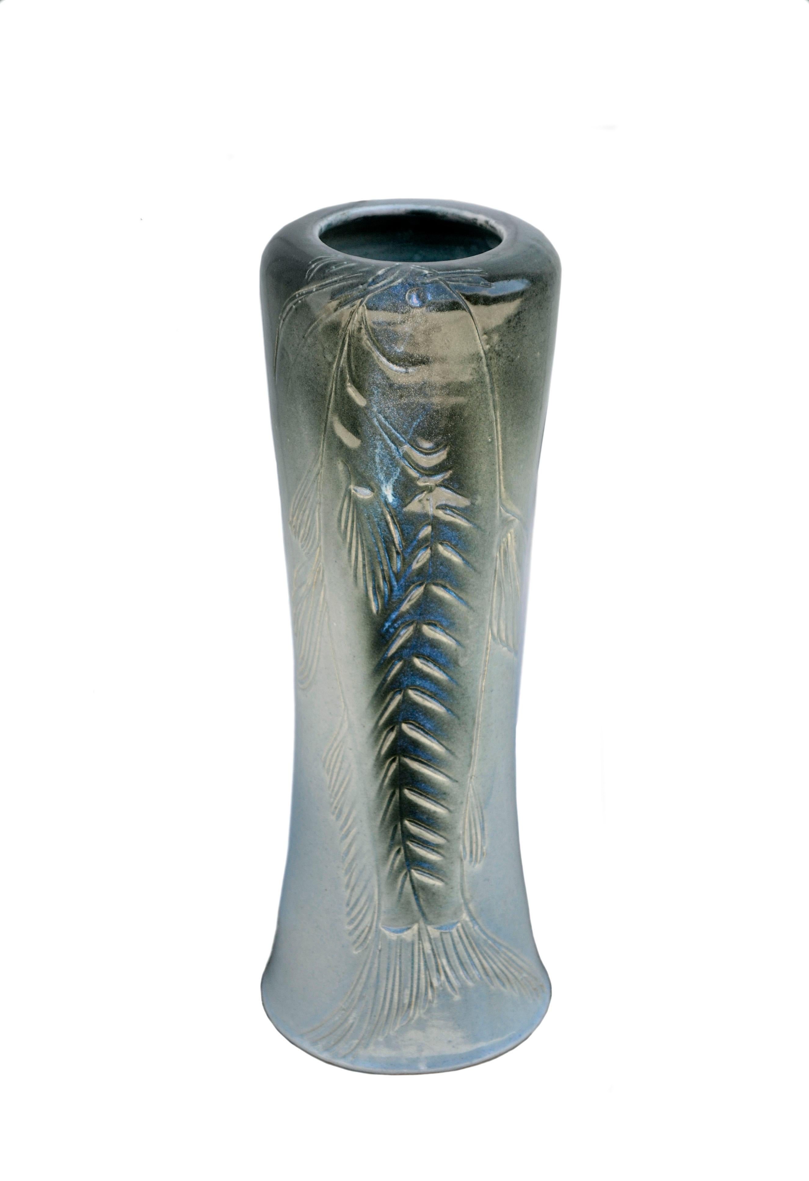 Sasha Makovkin Figurative Sculpture – Blaue Katzenfisch-Vase 
