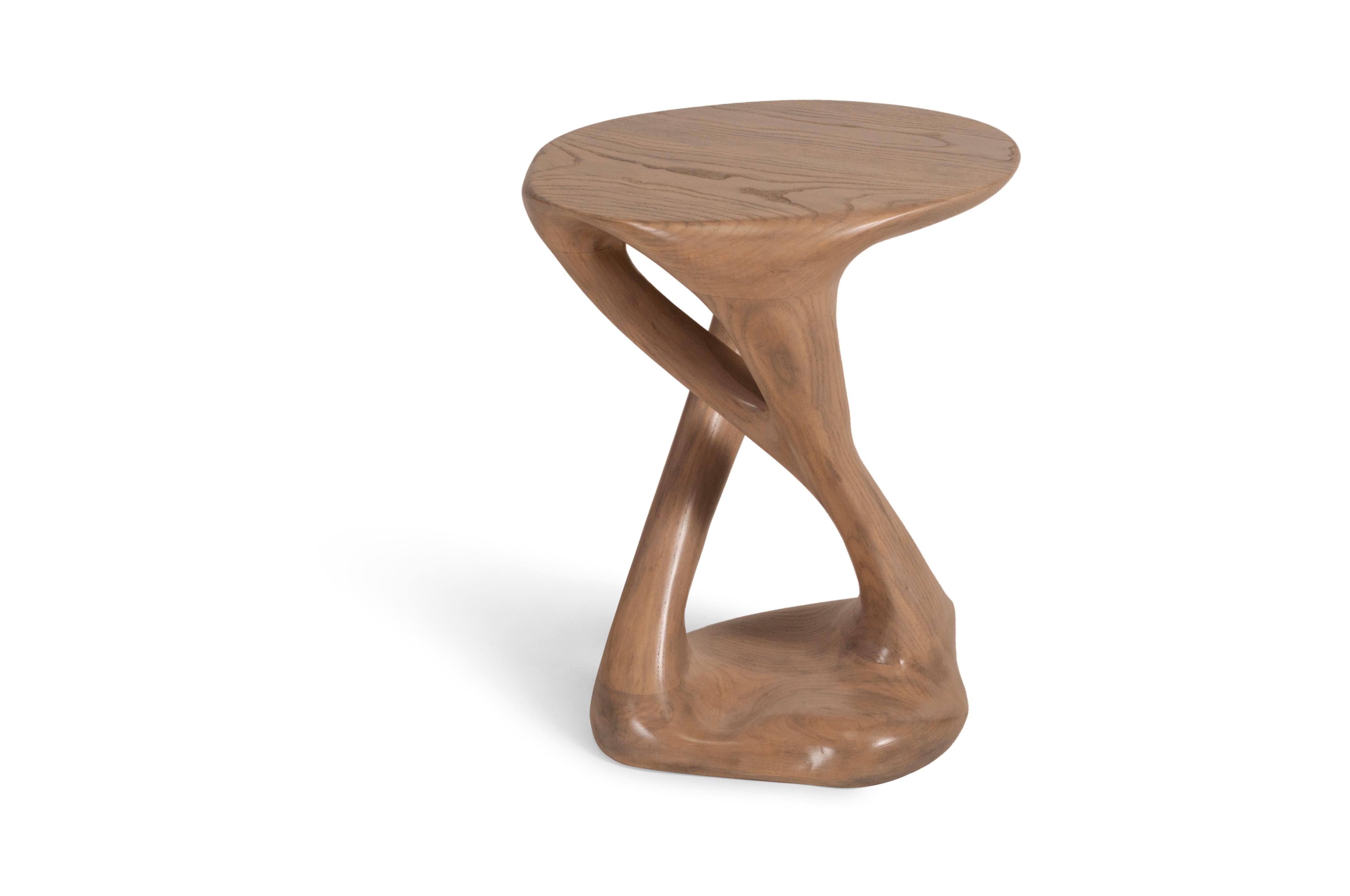 Table d'appoint Sasha en teinture de chêne antique sur bois de frêne  Neuf - En vente à Los Angeles, CA