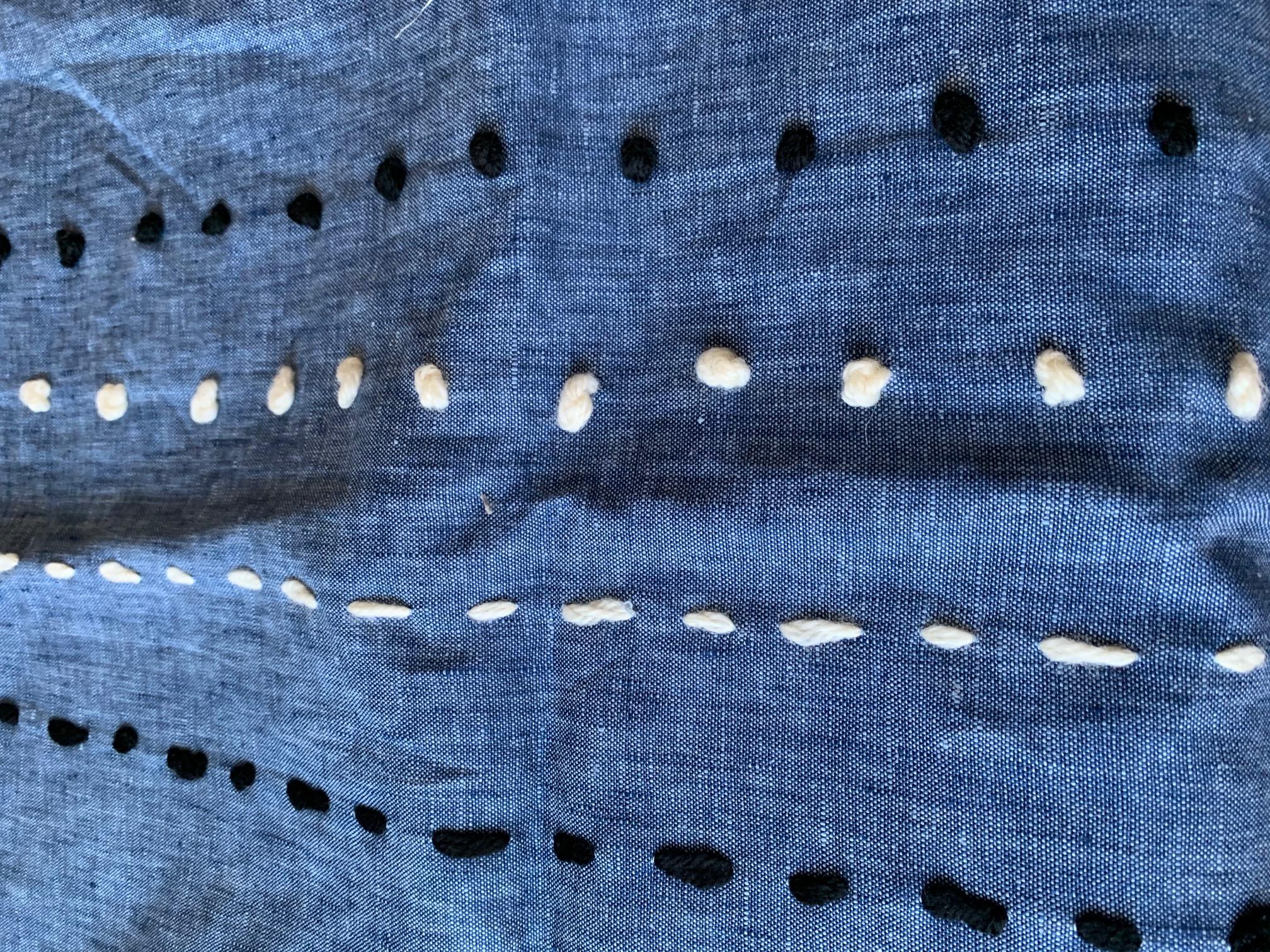 Diese zarte Freihandtechnik ist von der traditionellen japanischen Stickerei abgeleitet, die Bewegung, Fluss und die organische Zusammensetzung der Natur symbolisiert.

Einsatz aus Daunenfedern, Zip-Verschluss

--
Das Maki Yamamoto Textile Studio
