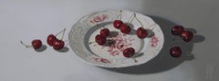 « Cerises sur une assiette », nature morte contemporaine avec porcelaine et cerises rouges
