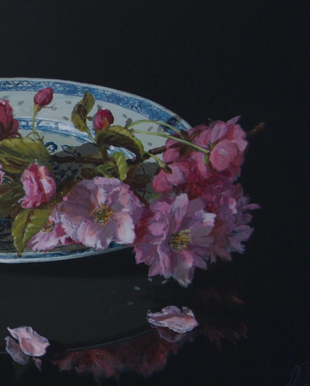 When you look at this painting ''Japanese Blossom on Porcelain'' by Dutch artist Sasja Wagenaar (1959) from a distance you see a perfectly painted image, but up close a generous paint streak is visible. She has a unique way of applying shadow and