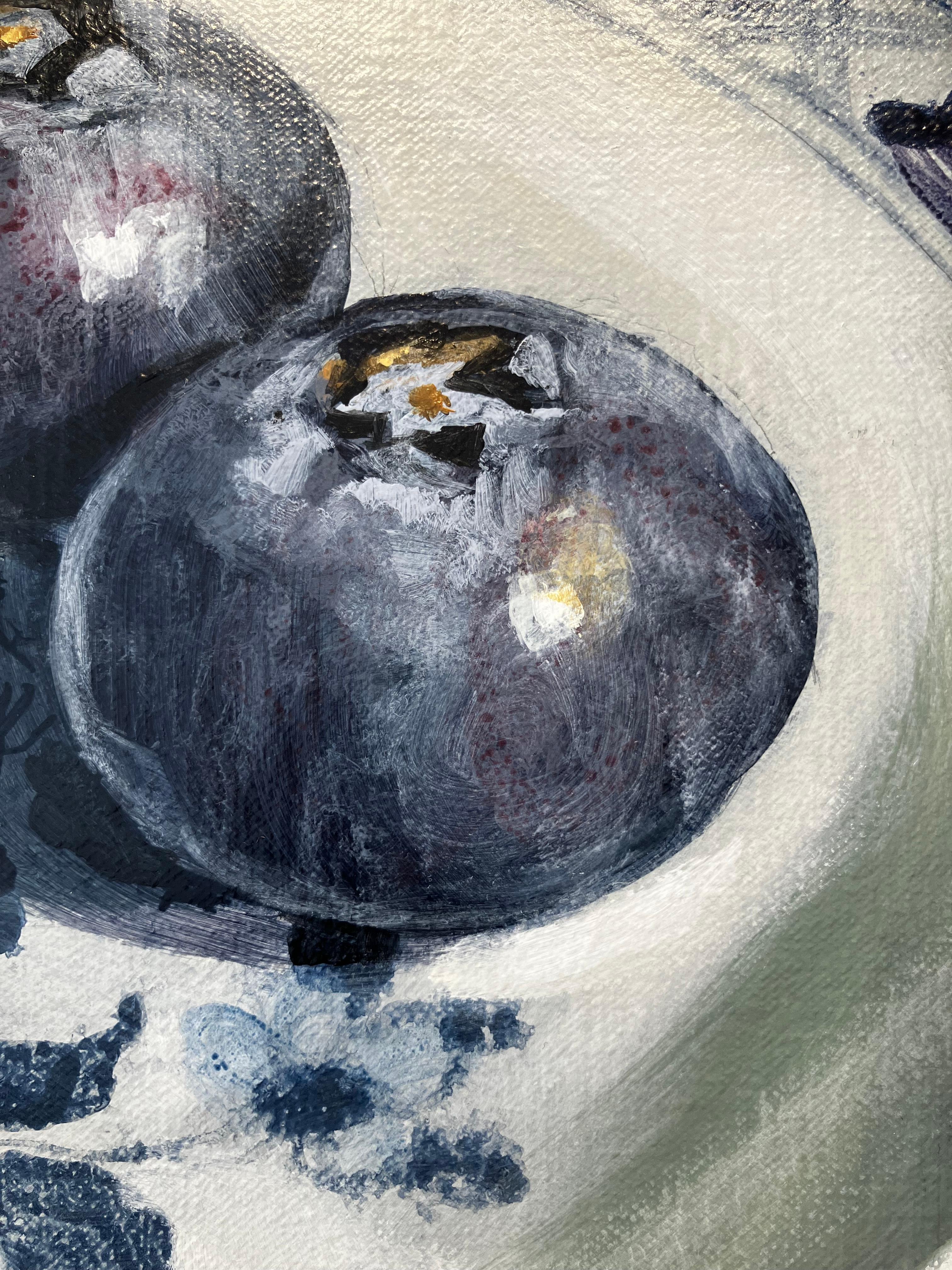 ''Cuenco con arándanos'', pintura holandesa contemporánea de bodegón de porcelana - Painting de Sasja Wagenaar