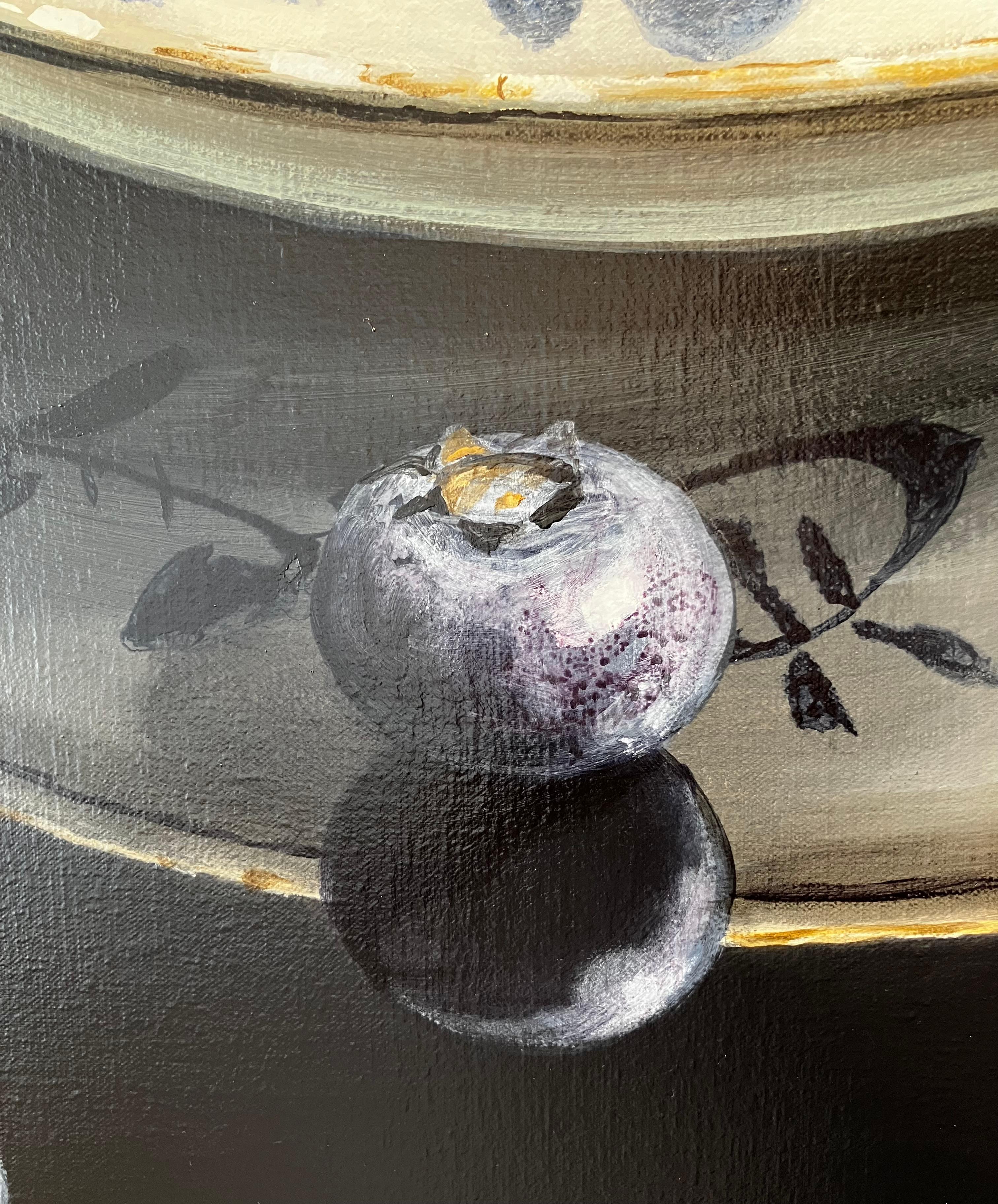''Cuenco con arándanos'', pintura holandesa contemporánea de bodegón de porcelana - Painting Contemporáneo de Sasja Wagenaar