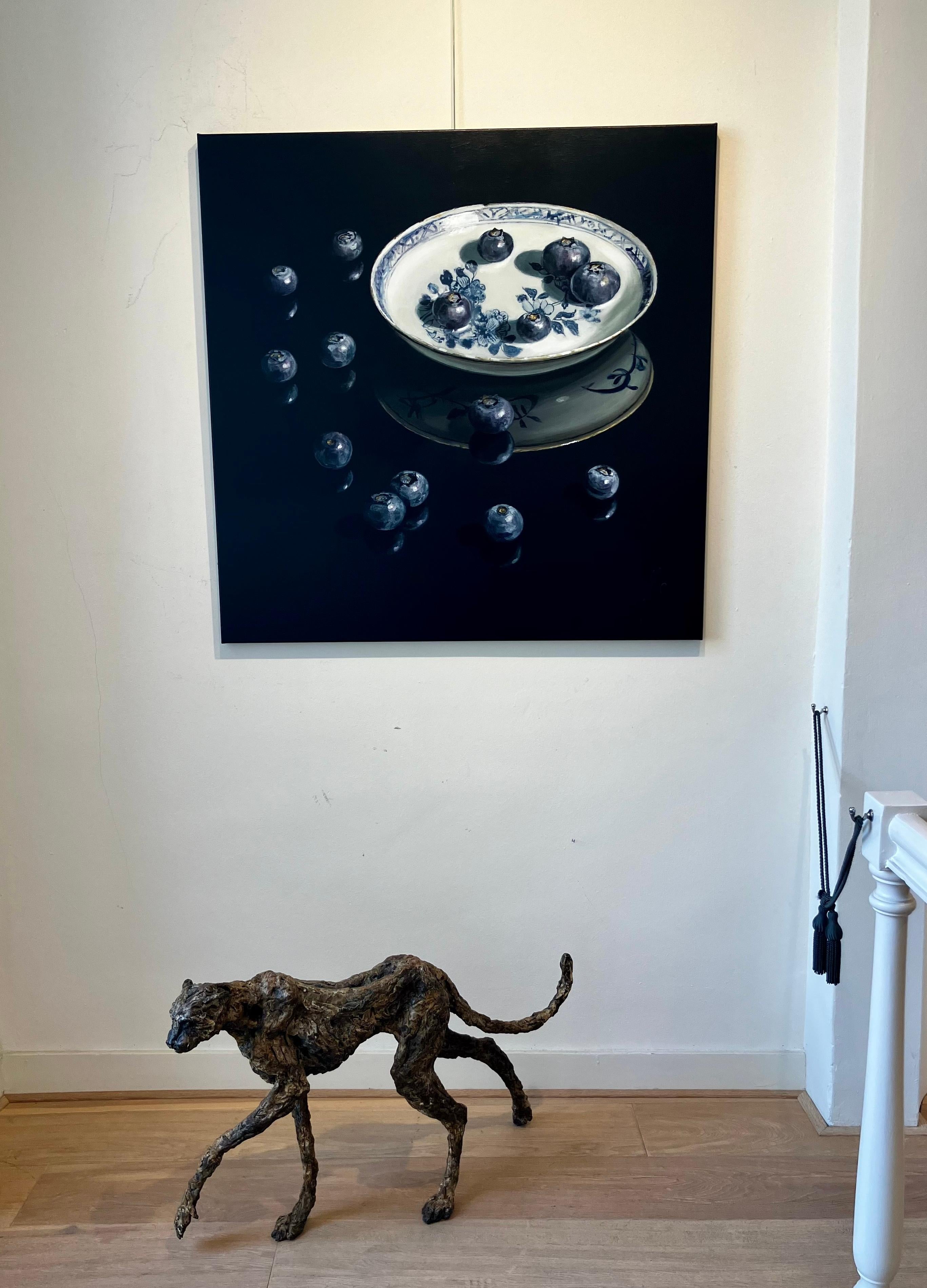 ''Cuenco con arándanos'', pintura holandesa contemporánea de bodegón de porcelana 5