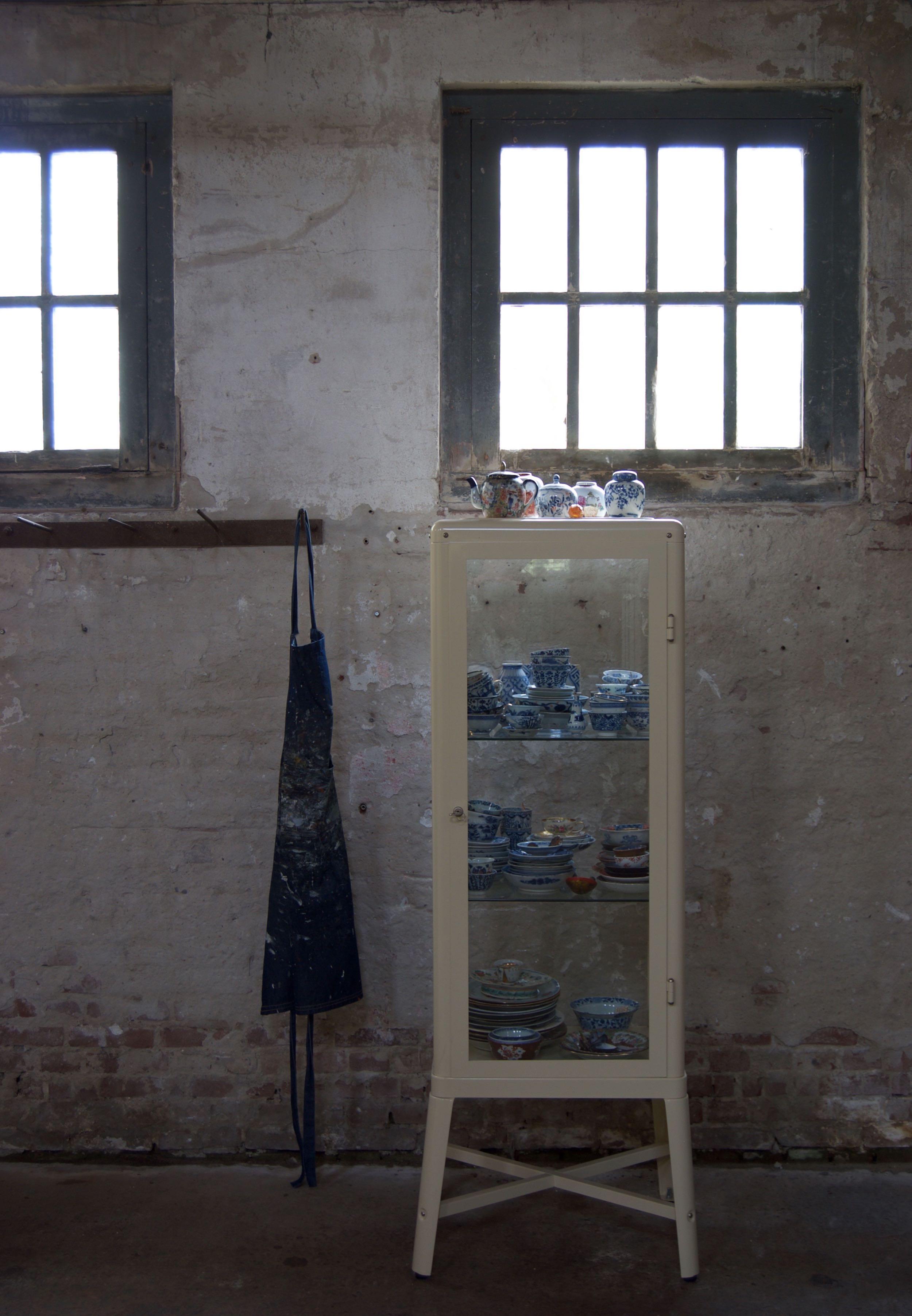 ''Bol avec or'', Nature morte contemporaine avec bol en porcelaine en vente 7