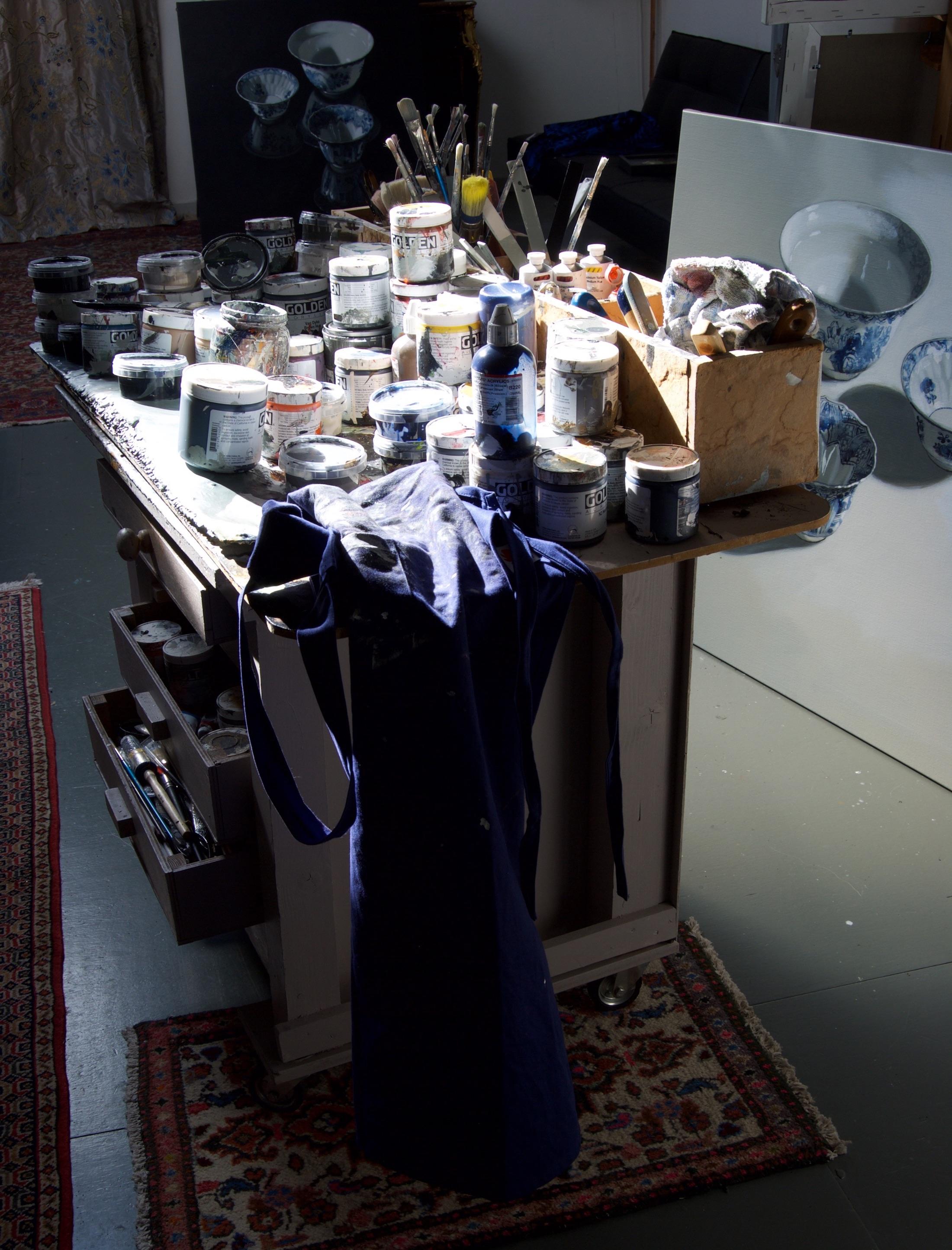 ''Bol avec or'', Nature morte contemporaine avec bol en porcelaine en vente 8