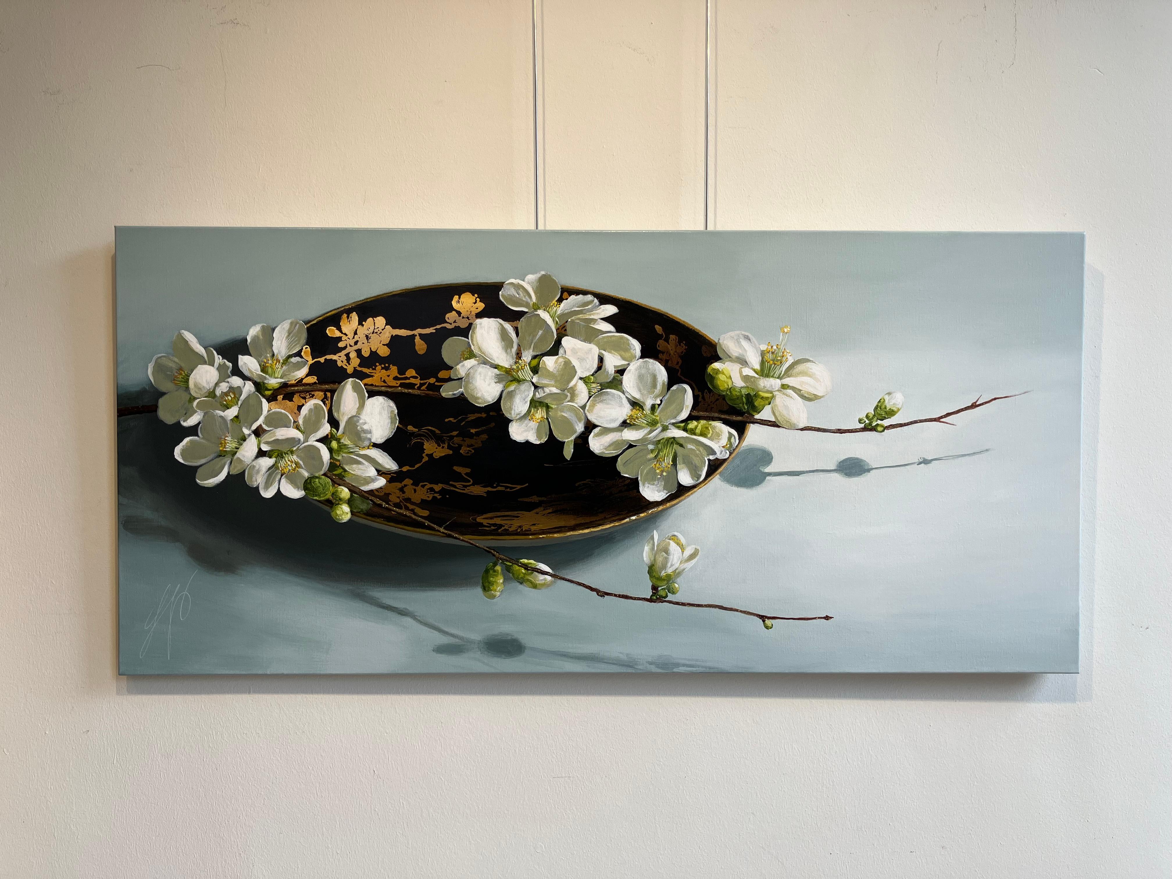 ''Porcelaine japonaise avec fleurs'', peinture contemporaine hollandaise de nature morte - Painting de Sasja Wagenaar