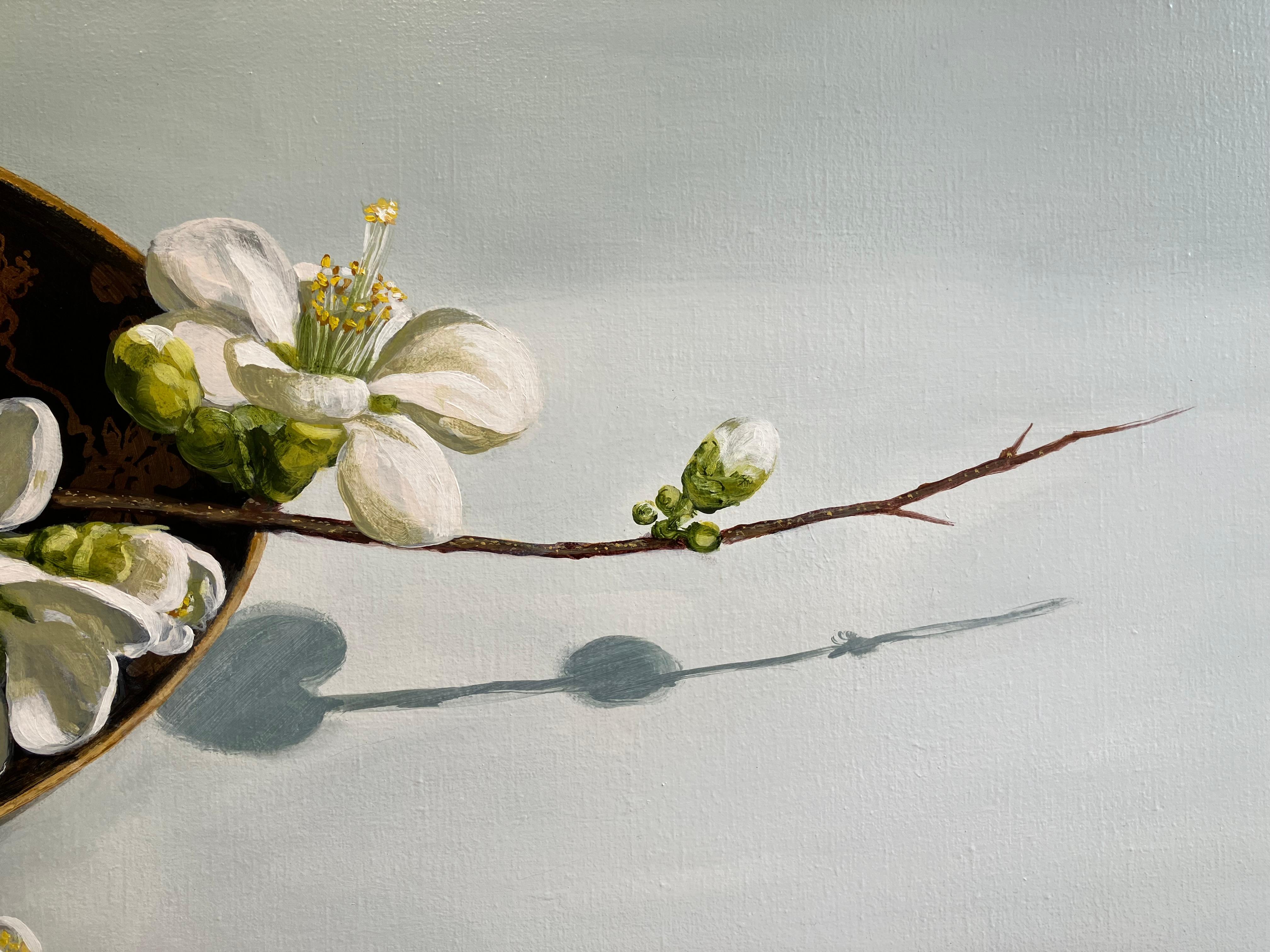 ''Porcelaine japonaise avec fleurs'', peinture contemporaine hollandaise de nature morte - Gris Still-Life Painting par Sasja Wagenaar