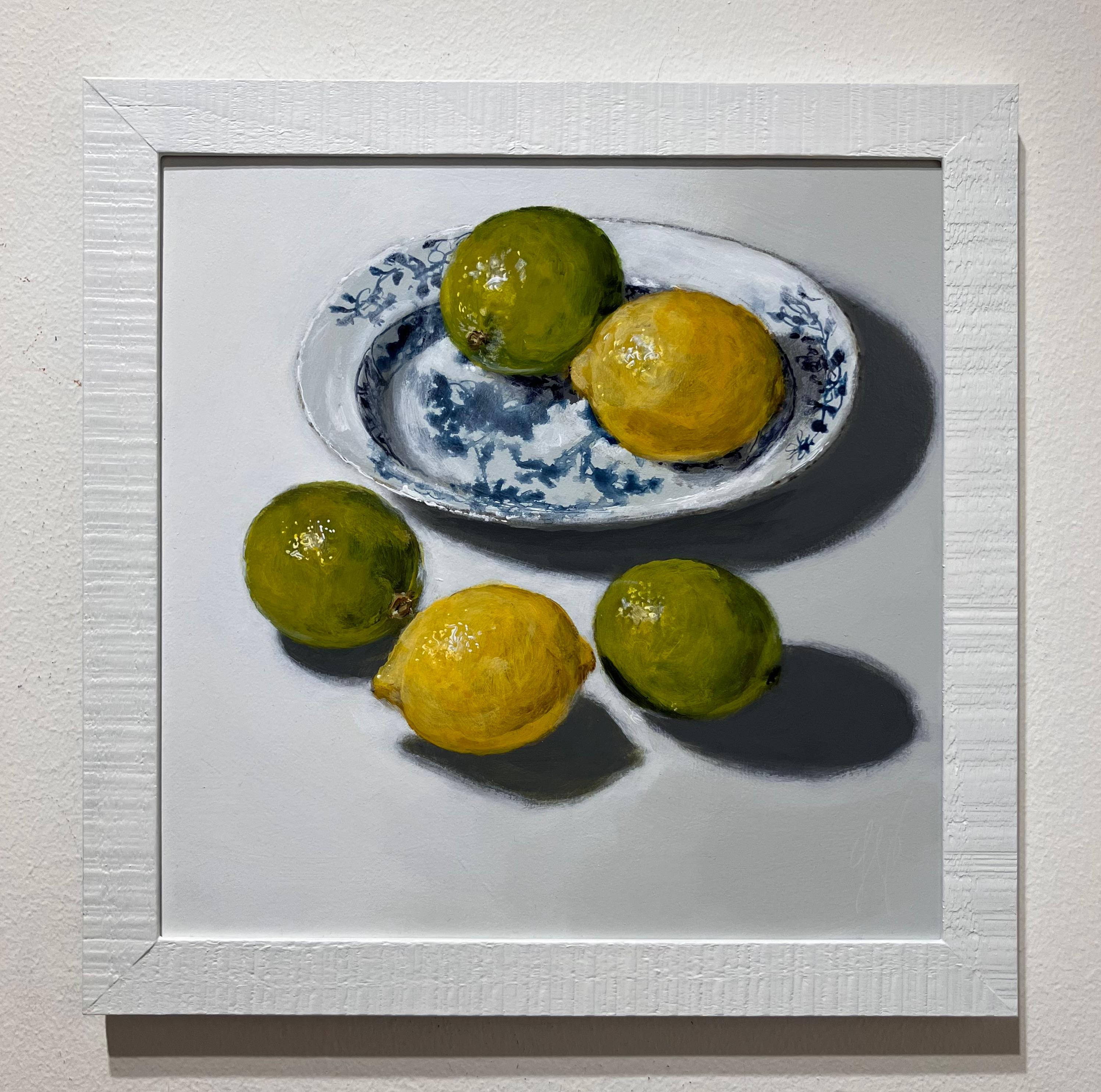 Sasja Wagenaar Still-Life Painting – Zitronen und Limonen", Zeitgenössische Stillleben mit Porzellan und Früchten