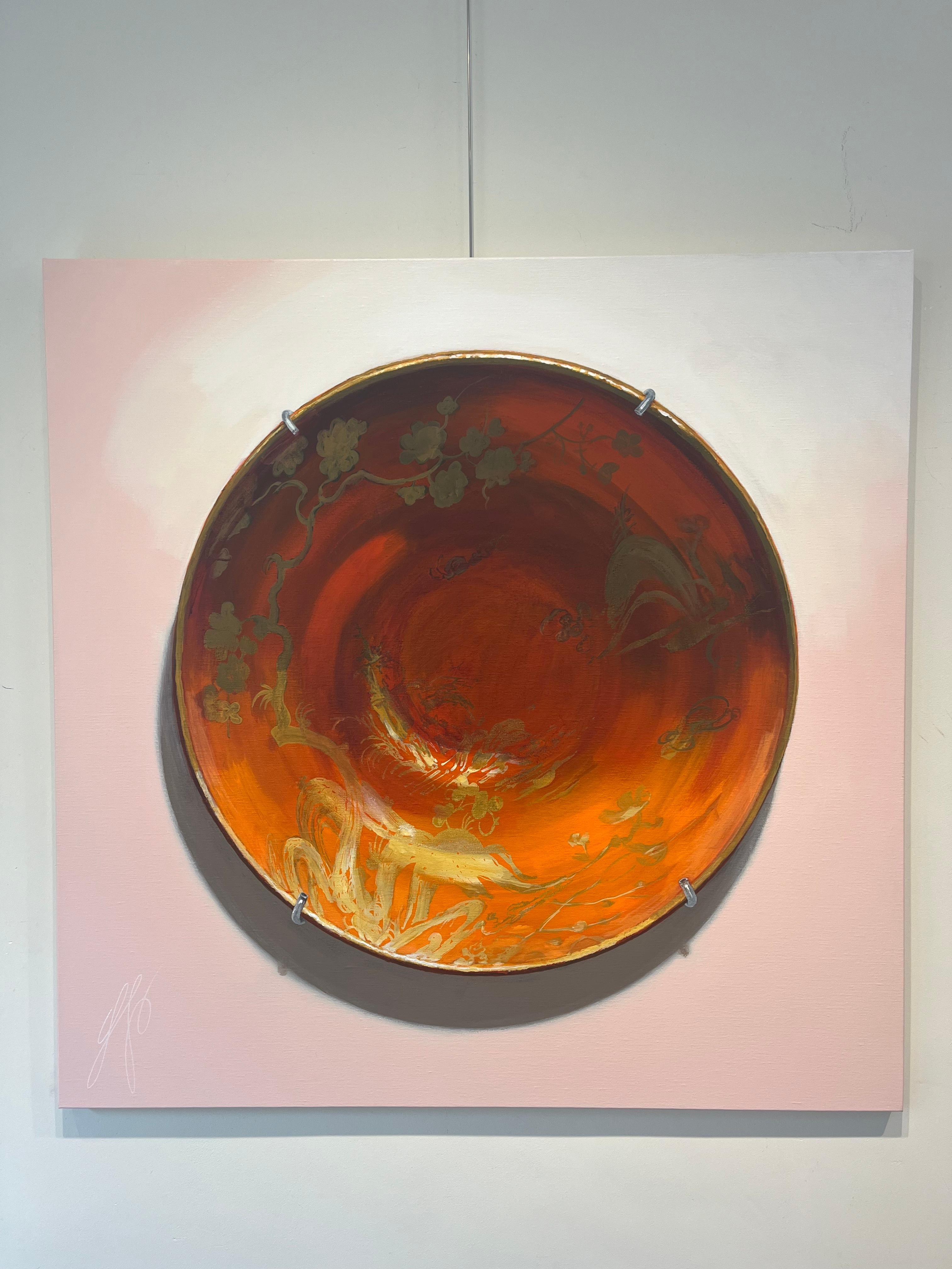 ''Piatto arancione'', pittura contemporanea di natura morta di piatto di porcellana con oro - Painting di Sasja Wagenaar