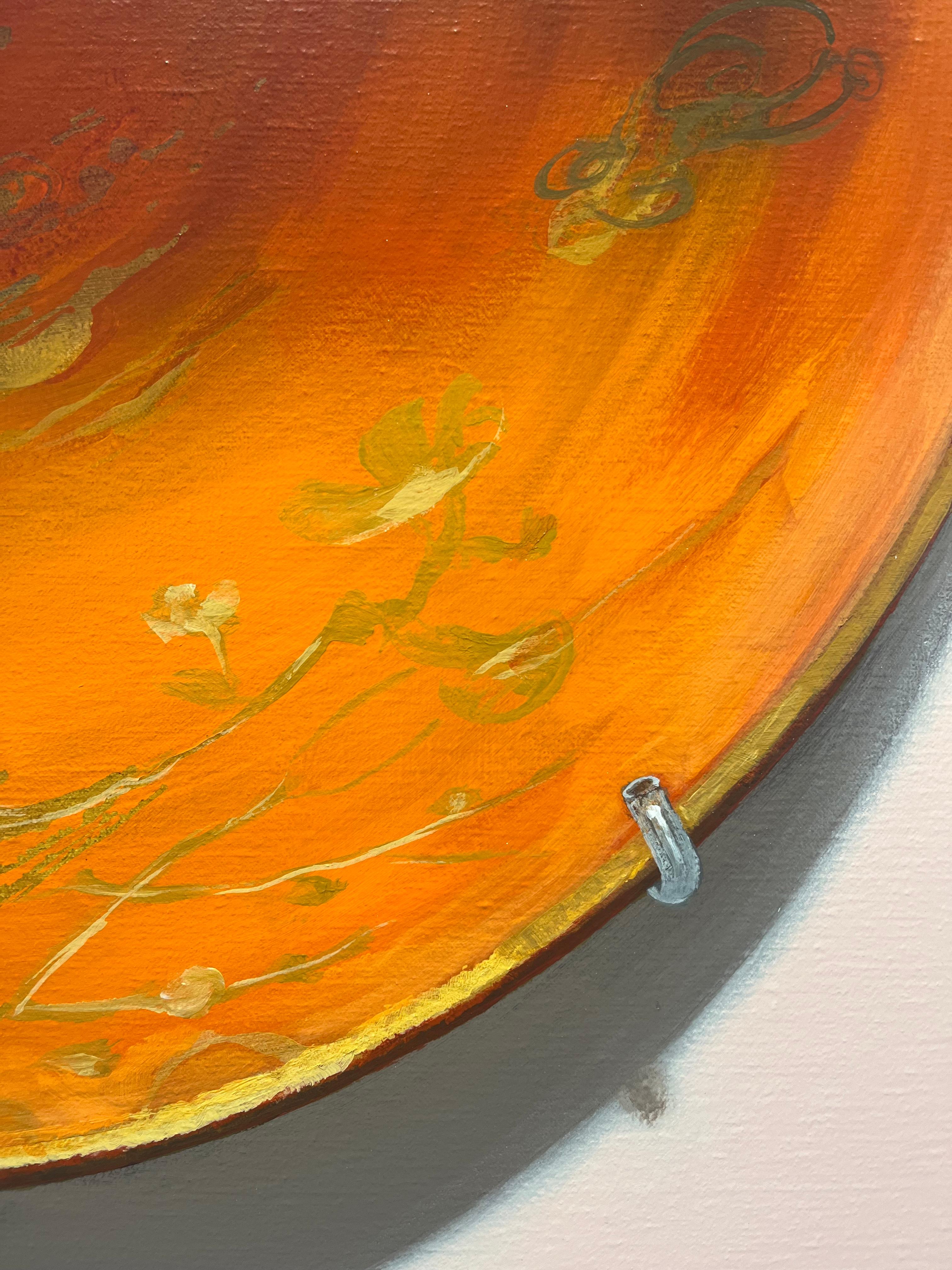 ''Piatto arancione'', pittura contemporanea di natura morta di piatto di porcellana con oro - Painting Contemporaneo di Sasja Wagenaar