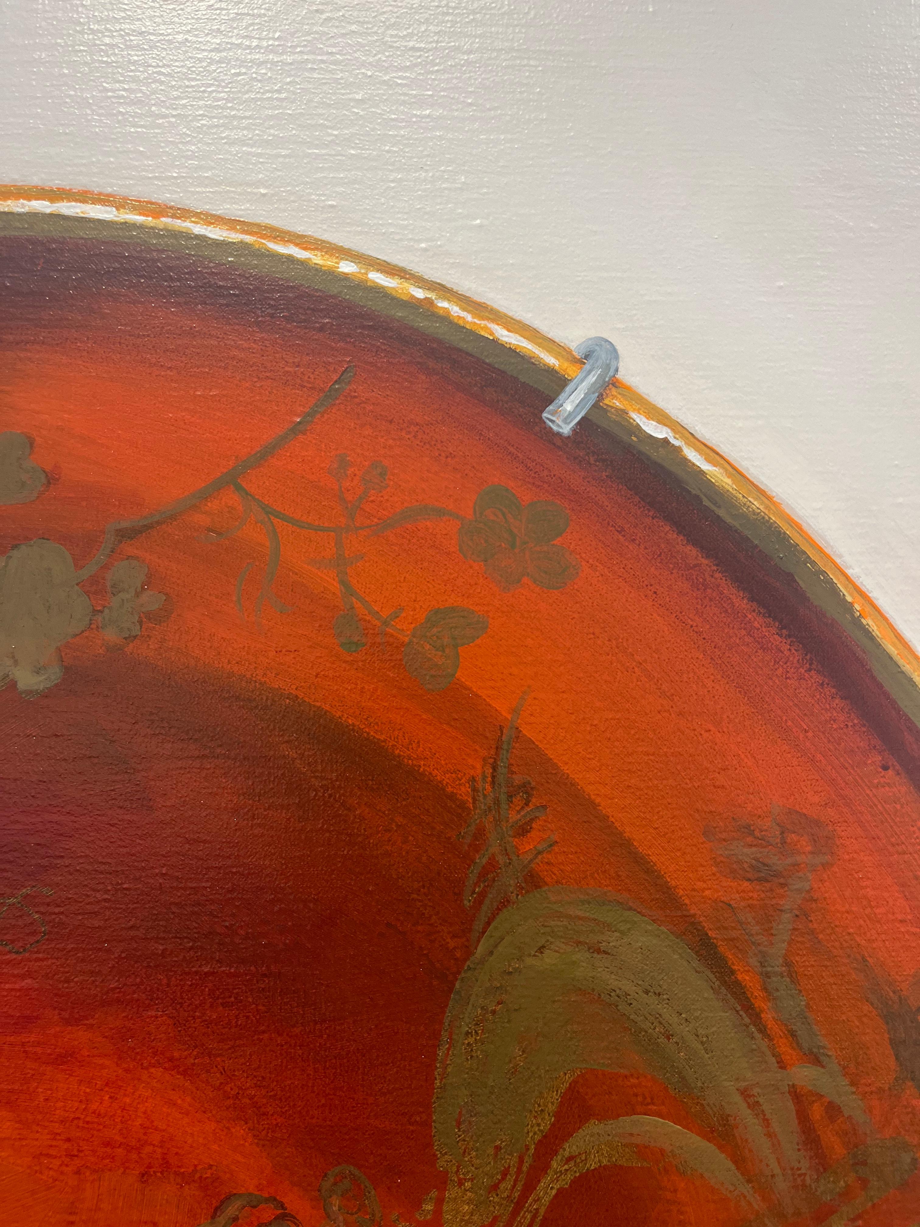 ''Piatto arancione'', pittura contemporanea di natura morta di piatto di porcellana con oro - Figurative Painting Grigio di Sasja Wagenaar