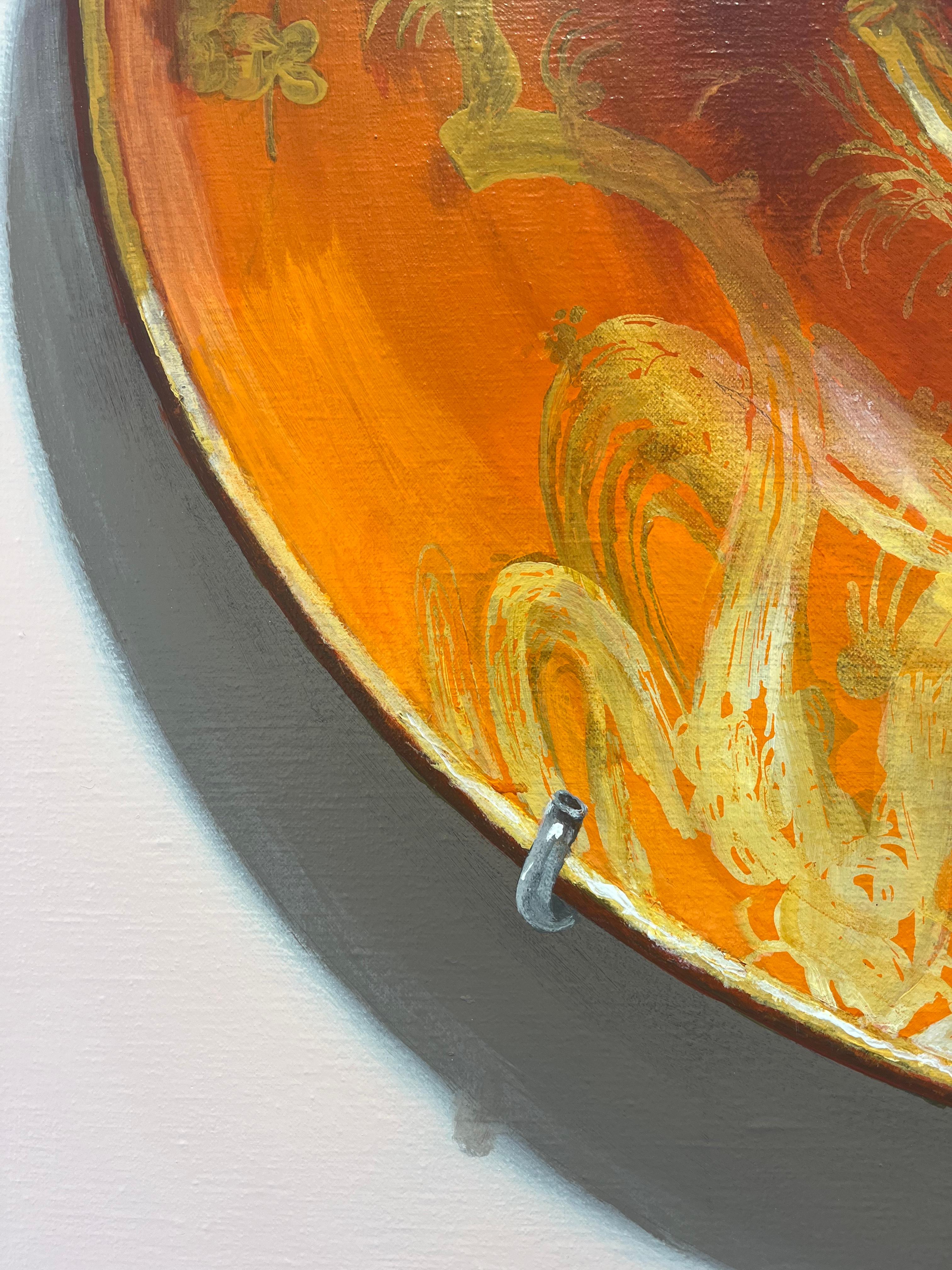 ''Piatto arancione'', pittura contemporanea di natura morta di piatto di porcellana con oro 1