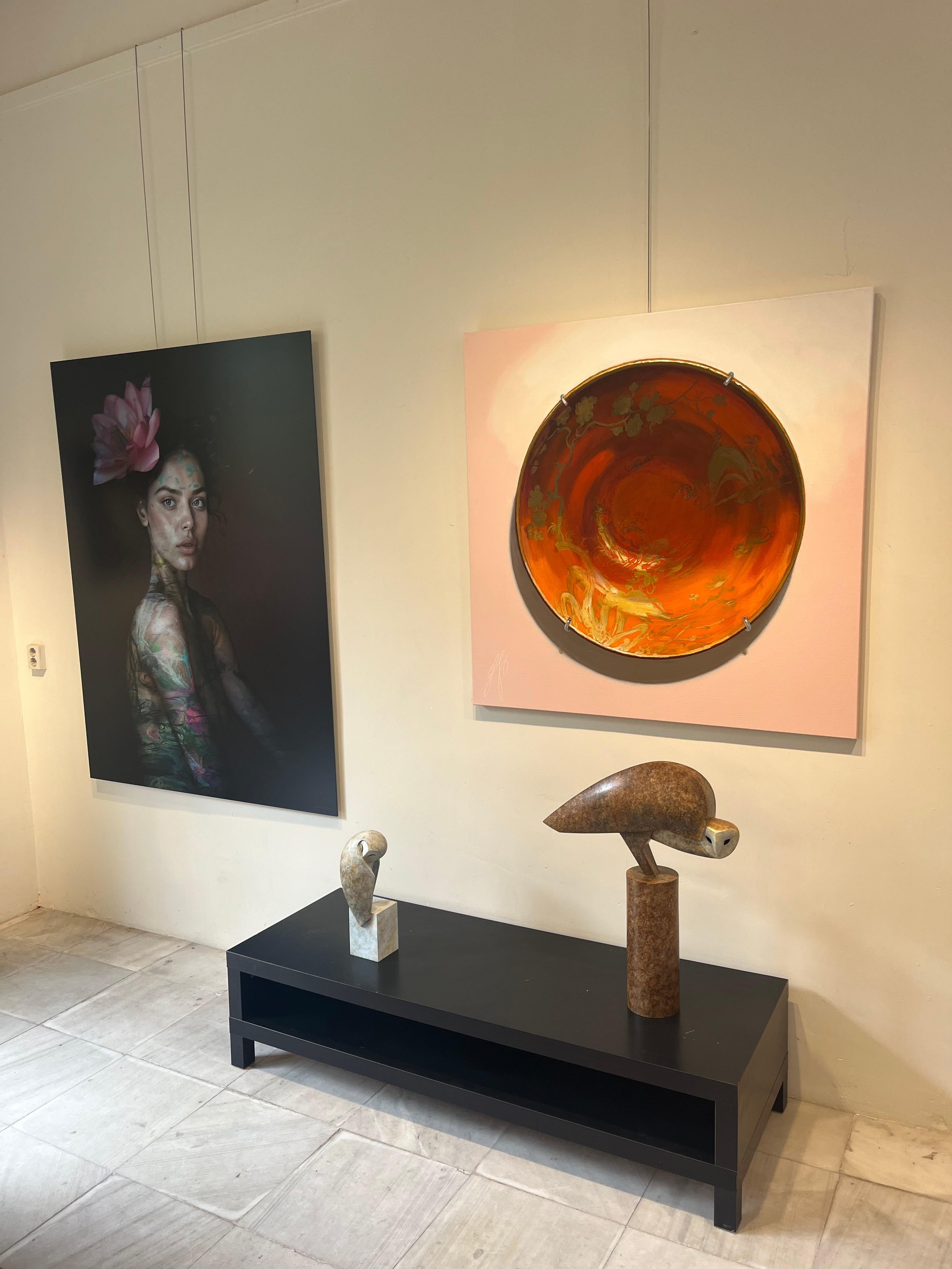 ''Piatto arancione'', pittura contemporanea di natura morta di piatto di porcellana con oro 3