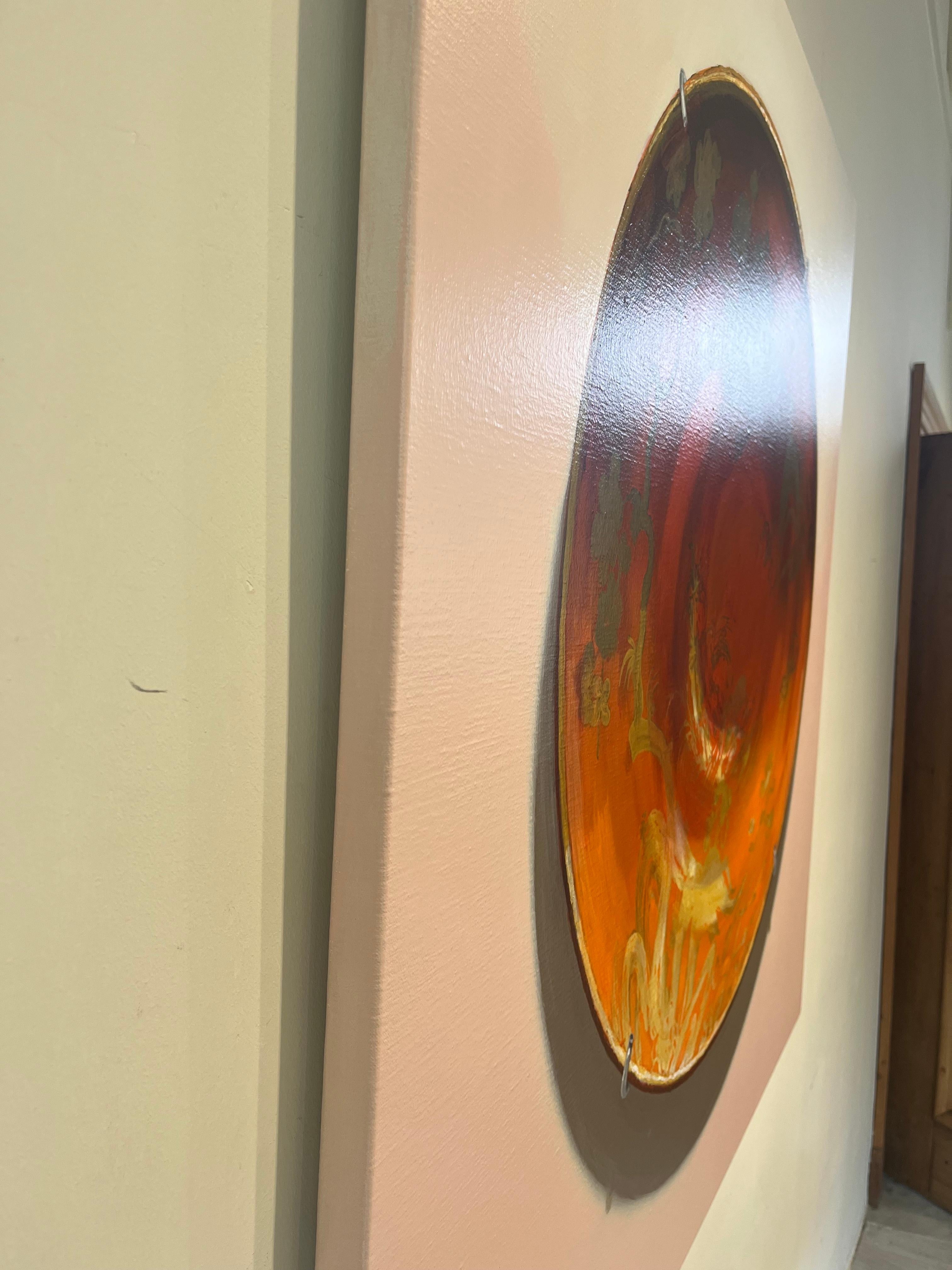 ''Piatto arancione'', pittura contemporanea di natura morta di piatto di porcellana con oro 4