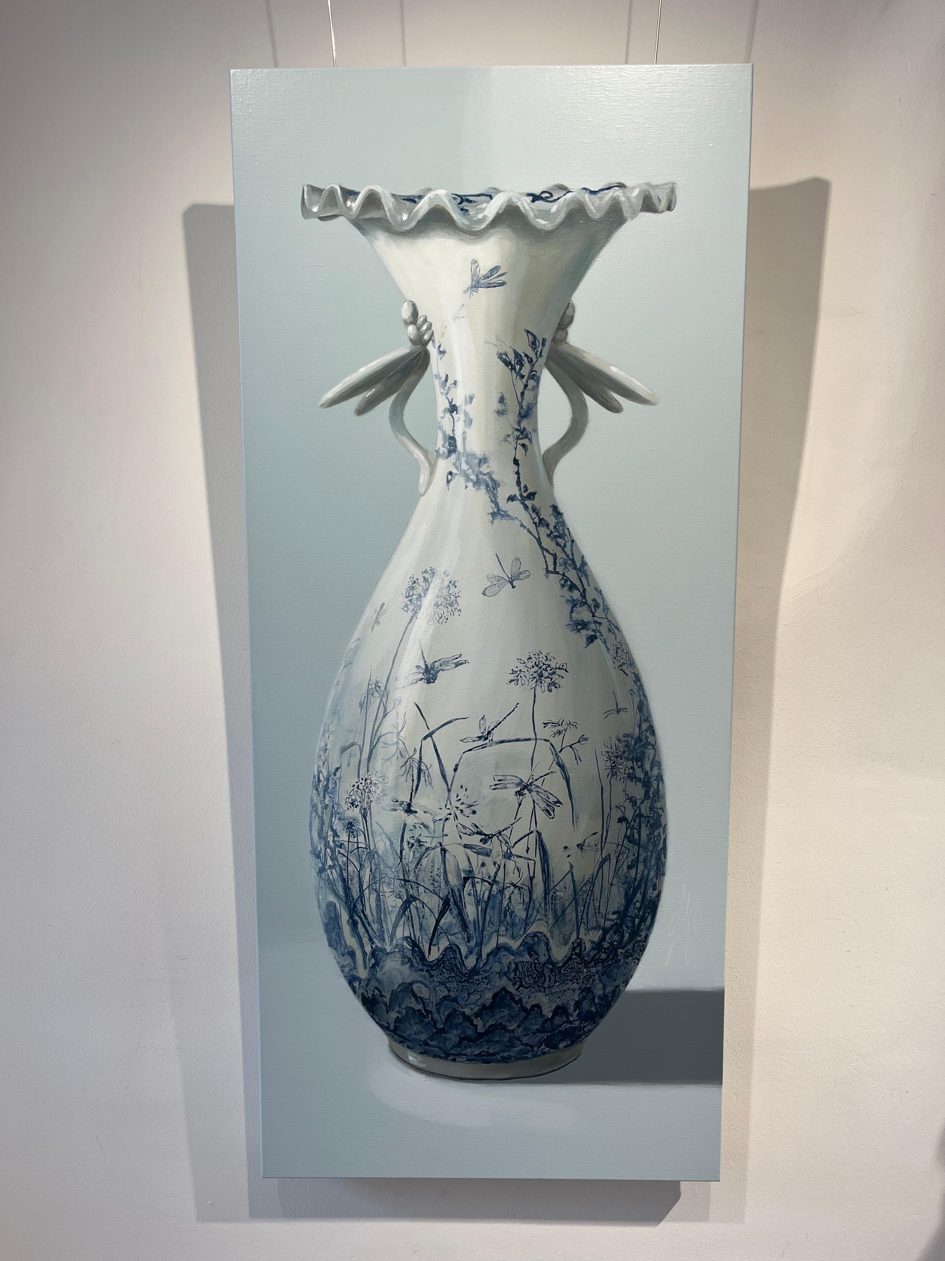 ''Vaso con bordo ondulato'', Vaso di porcellana olandese con pittura di natura morta contemporanea - Painting di Sasja Wagenaar