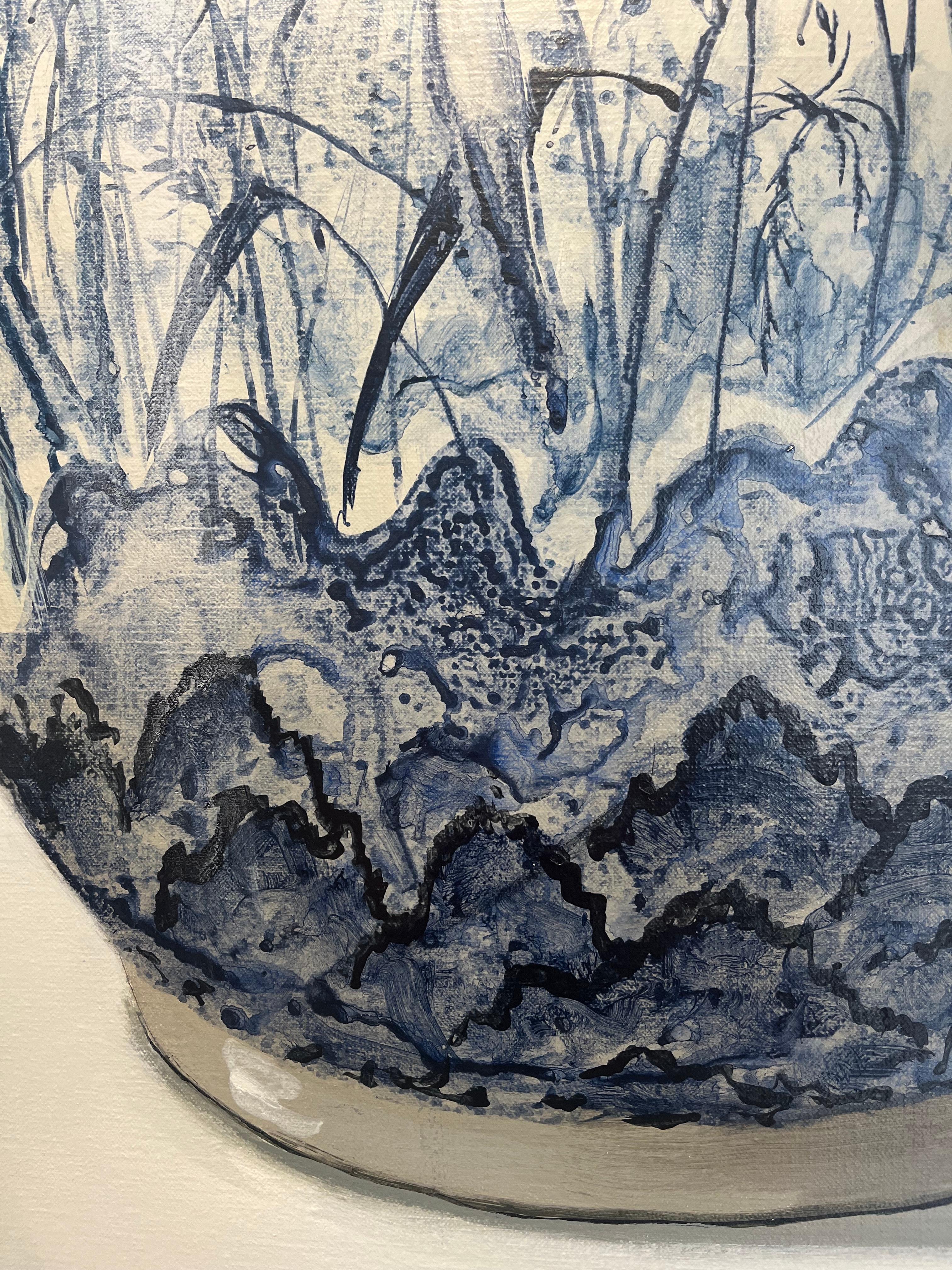 ''Vaso con bordo ondulato'', Vaso di porcellana olandese con pittura di natura morta contemporanea - Figurative Painting Grigio di Sasja Wagenaar