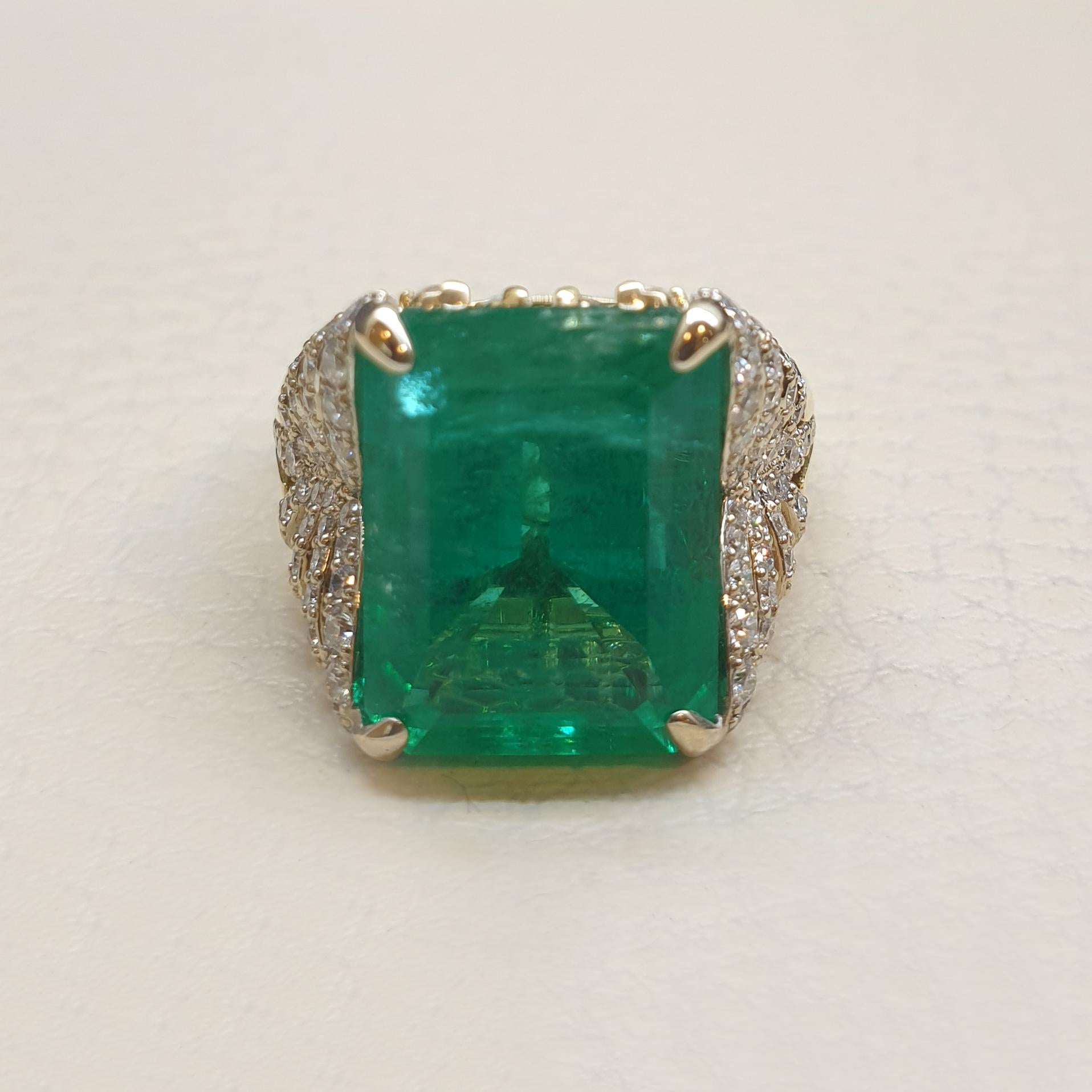 Women's Sasonko 8.82 Carat Emerald Diamonds 18 Karat Yellow Gold Cocktail Ring For Sale