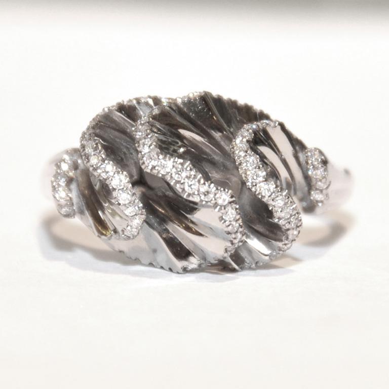 Sasonko Ring from The Ballet Premiere collection
79 diamonds 0.21 carat total
18 karat white gold
Finger size:
EU 18
US 8