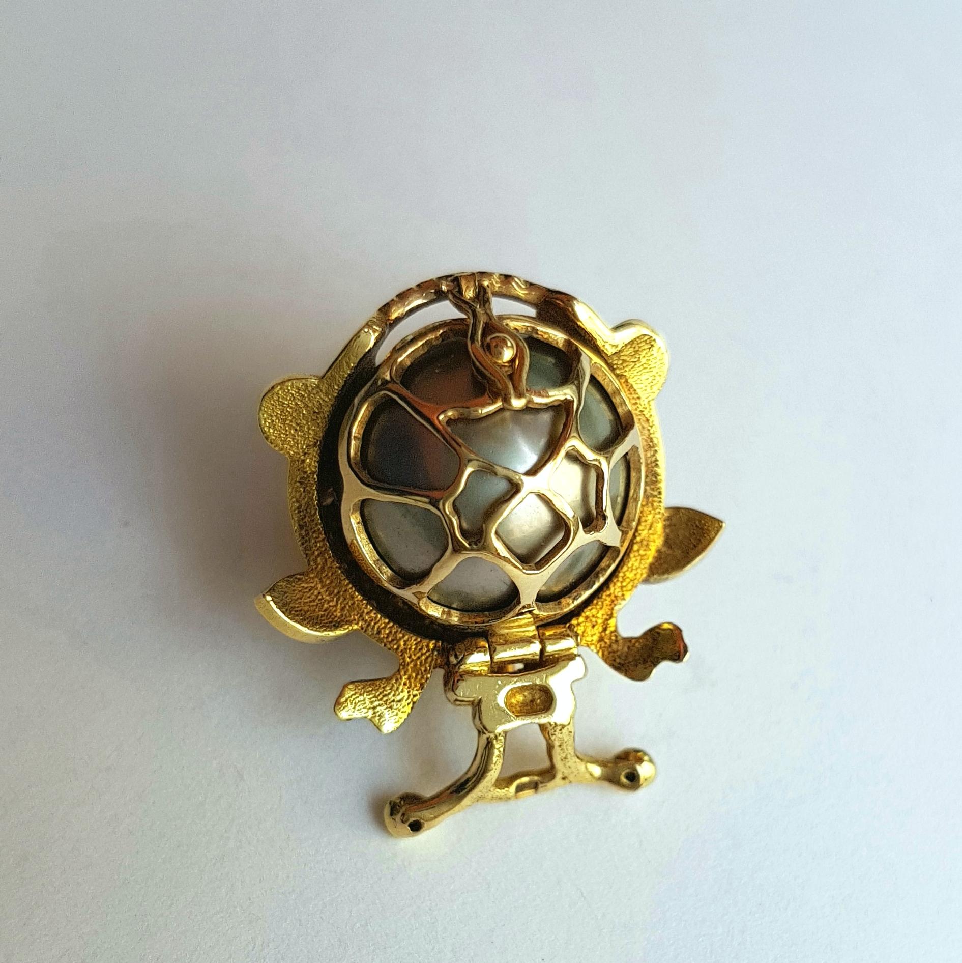 Sasonko Diamond Granate Black Pearl 18 Karat Yellow Gold Brooch In New Condition For Sale In Baden-Baden, DE