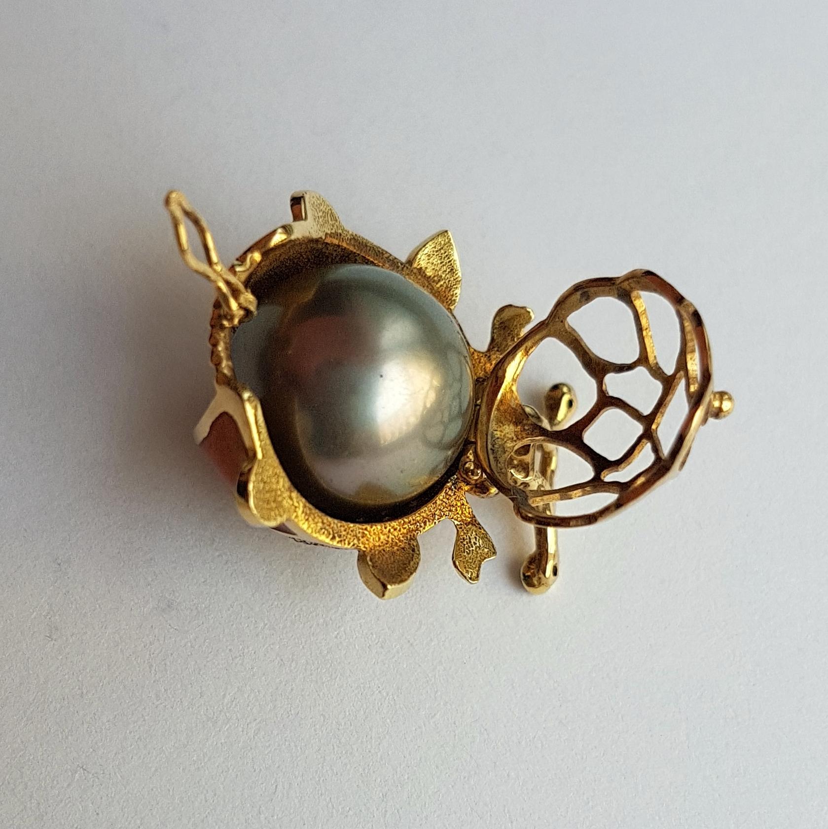 Women's or Men's Sasonko Diamond Granate Black Pearl 18 Karat Yellow Gold Brooch For Sale
